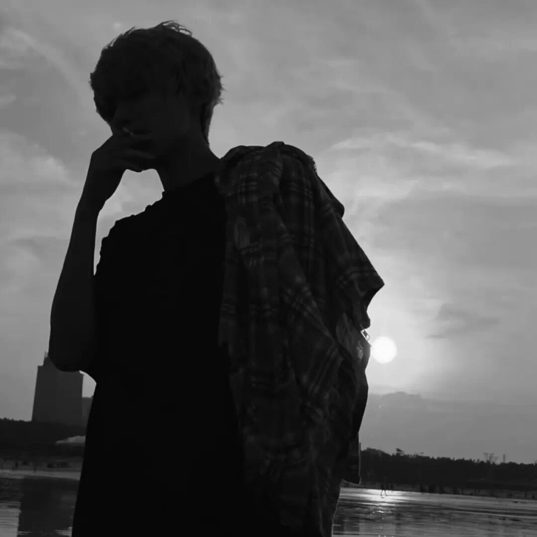 黑白头像男简单干净