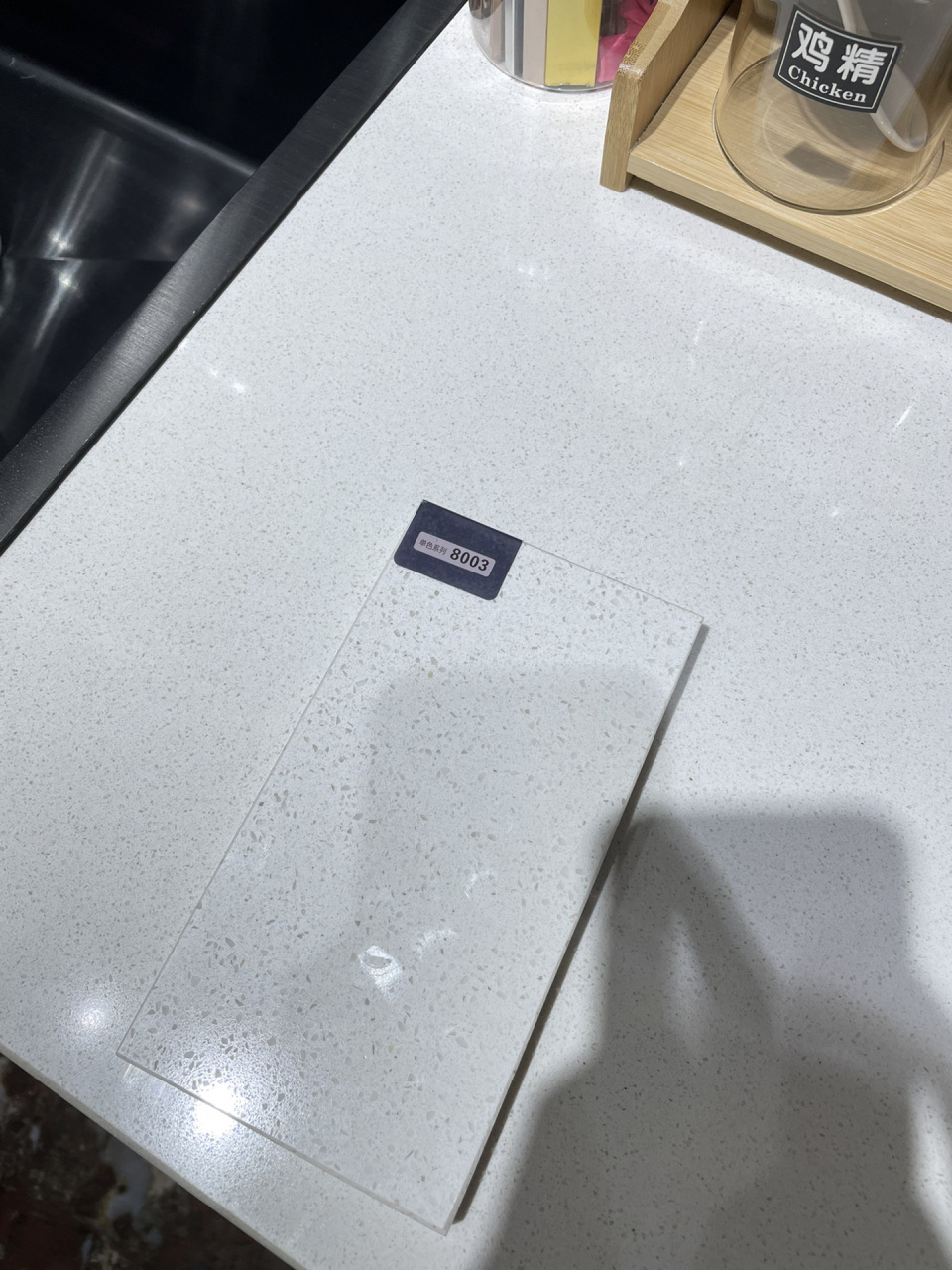 厨房石英石台面大小颗粒选哪个? 图片上的两个石英石选哪个?