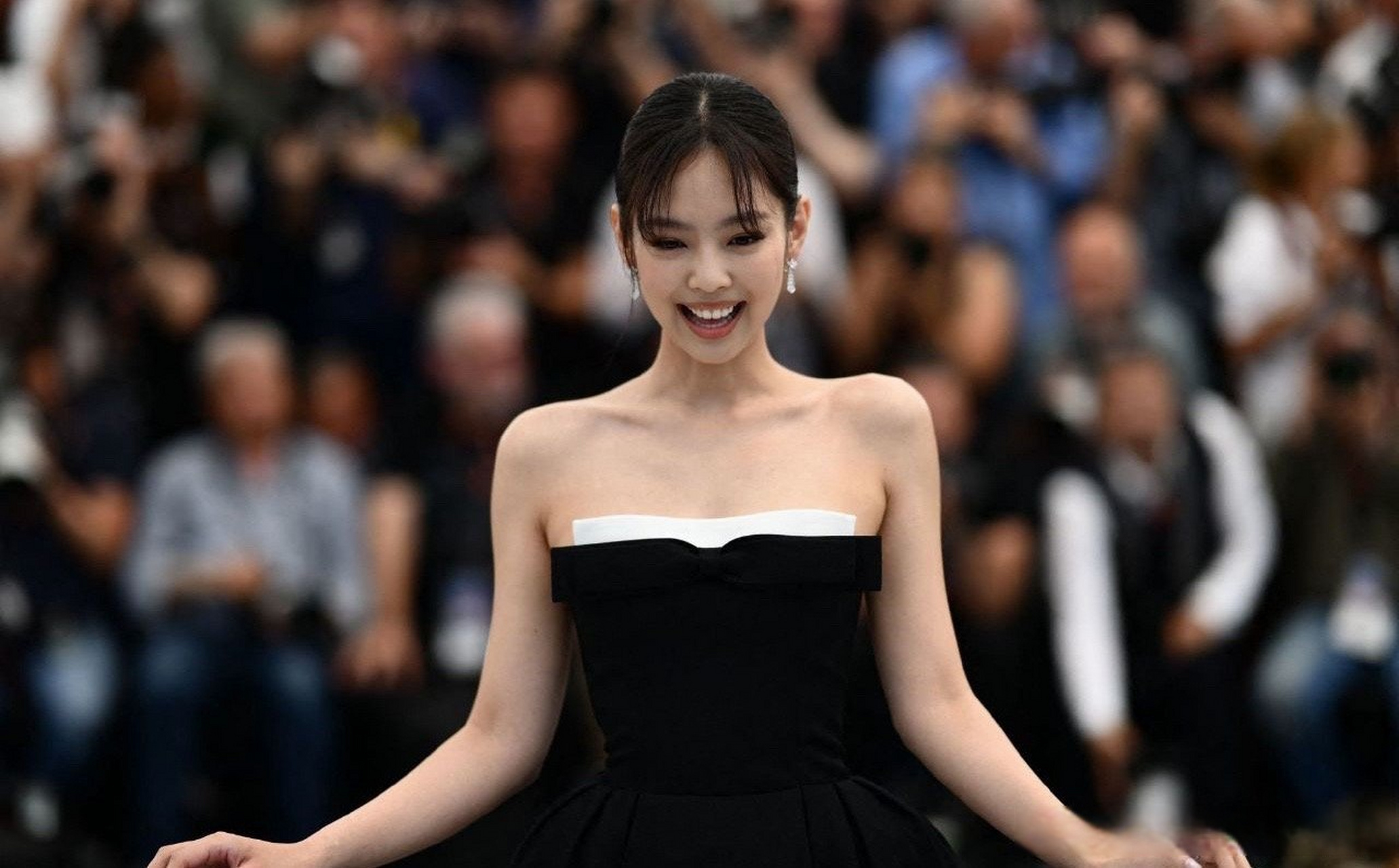 jennie戛纳红毯吐舌头##g社镜头下的jennie生图#  在戛纳红毯吐舌头