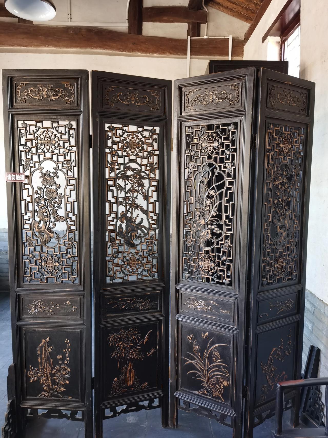 古代的屏风很讲究雕刻的梅兰竹菊四君子清代透雕屏风