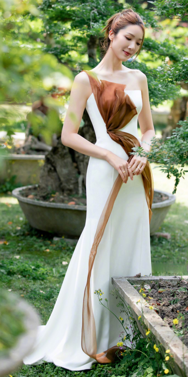 李亚男壁纸组图,绿野美人.#李亚男