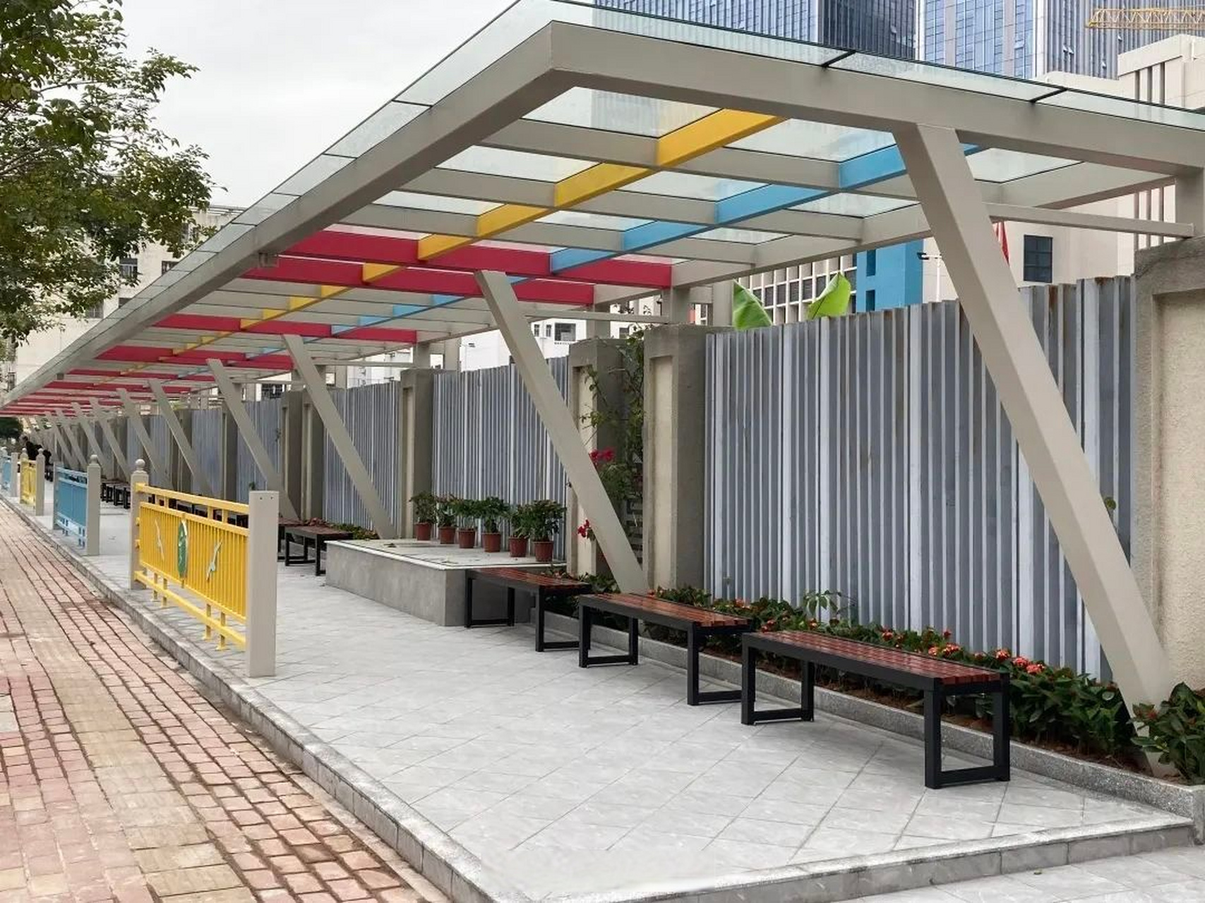 【这三所小学新建风雨长廊,为学子撑起一片"晴天"】近日,南屏不少师生