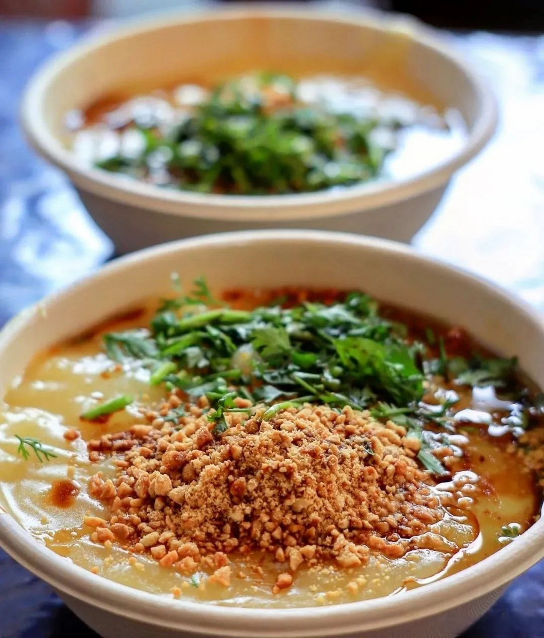 腾冲旅游.美食说 从集市买回来的豌豆,需要耐心地挑出坏豆子和杂质.