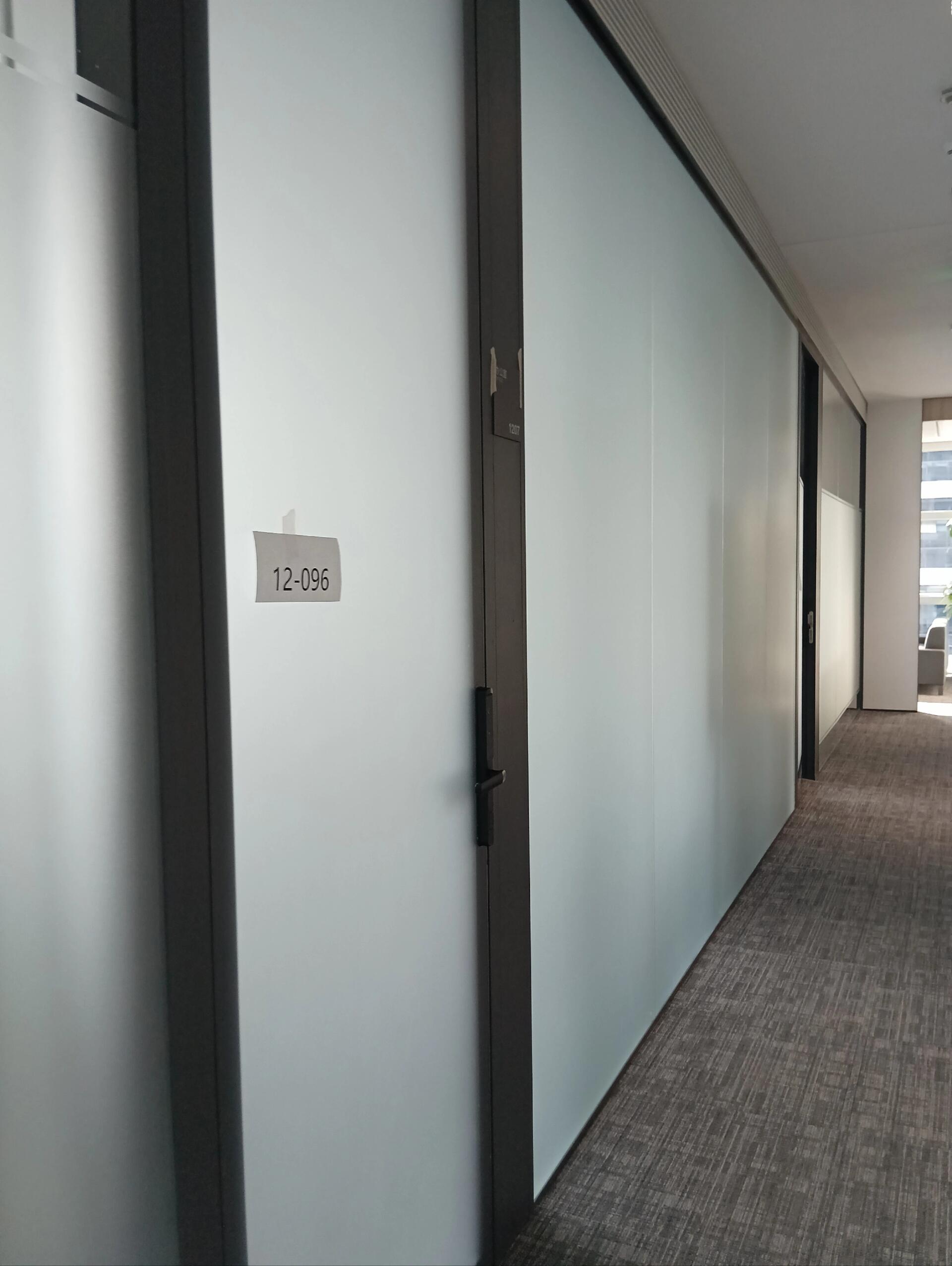 办公室贴玻璃膜上门磨砂膜贴膜贴玻璃纸师傅 深圳专业贴膜团队,售后