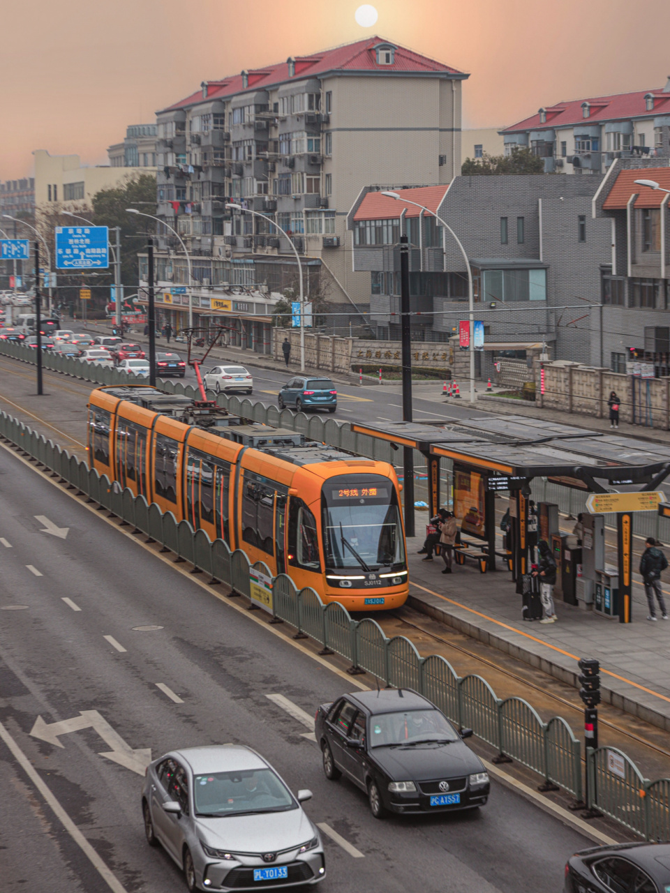 可直接乘坐松江有軌電車.