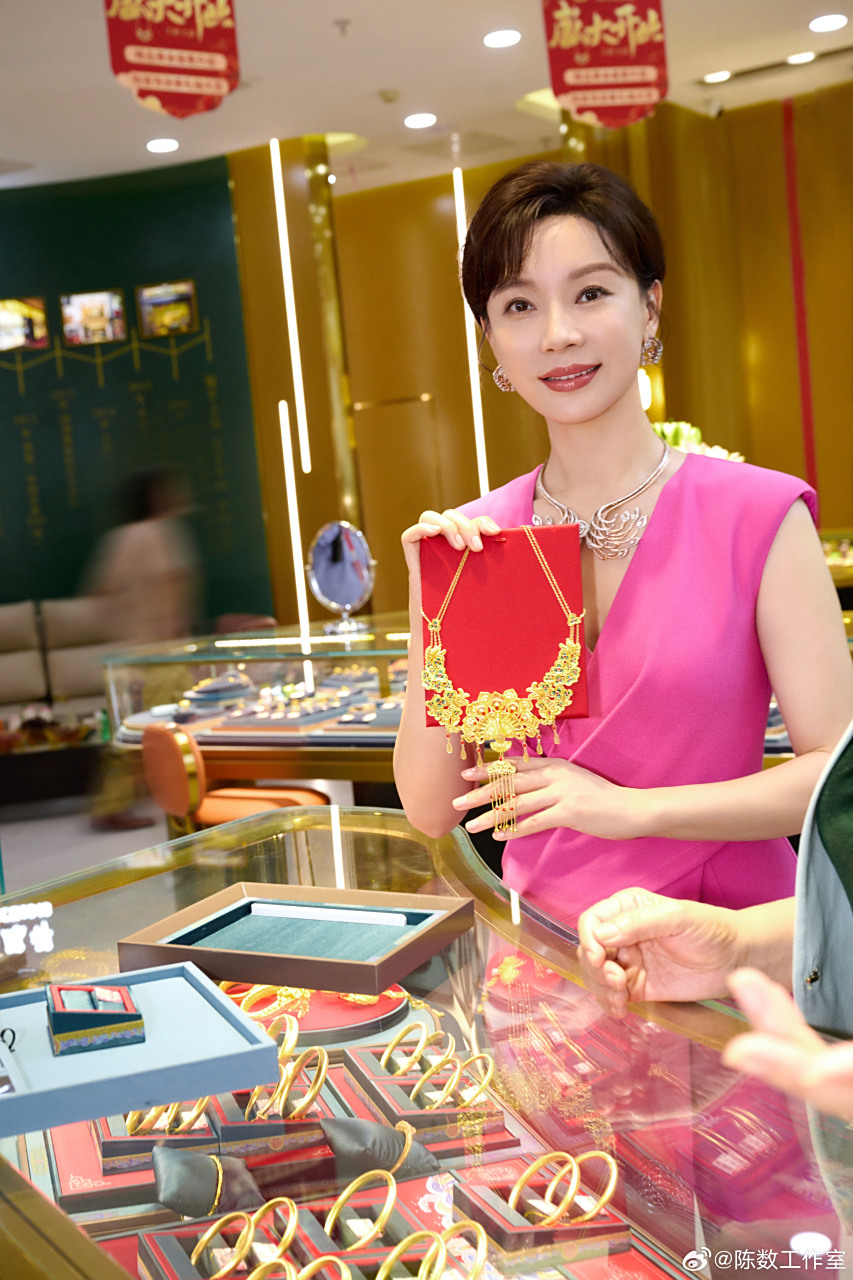 老凤祥全球品牌代言人@陈数 ,「数」行中国·潍坊站现场.