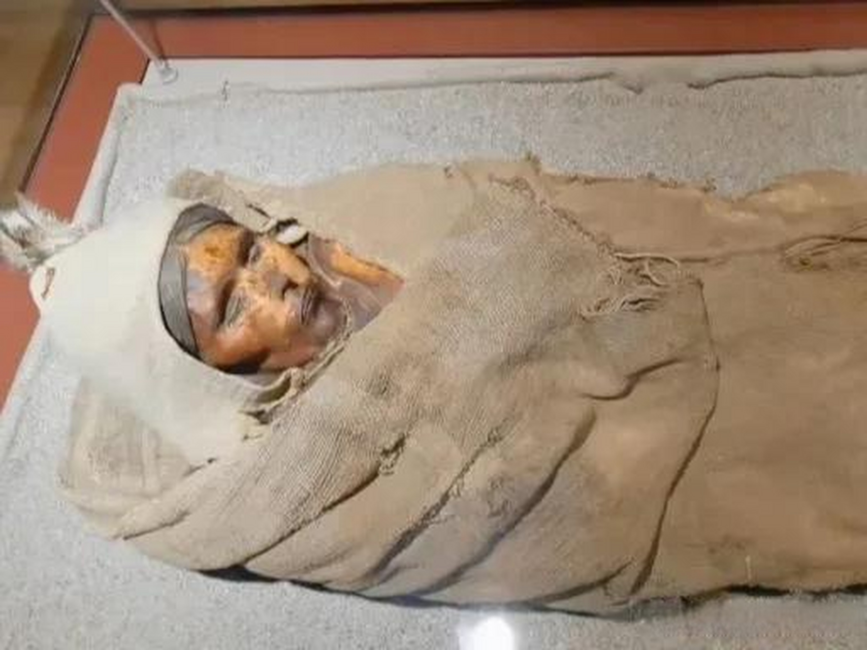 这是收藏在新疆若羌县楼兰博物馆的一位女性干尸,出土于2004年,距今约
