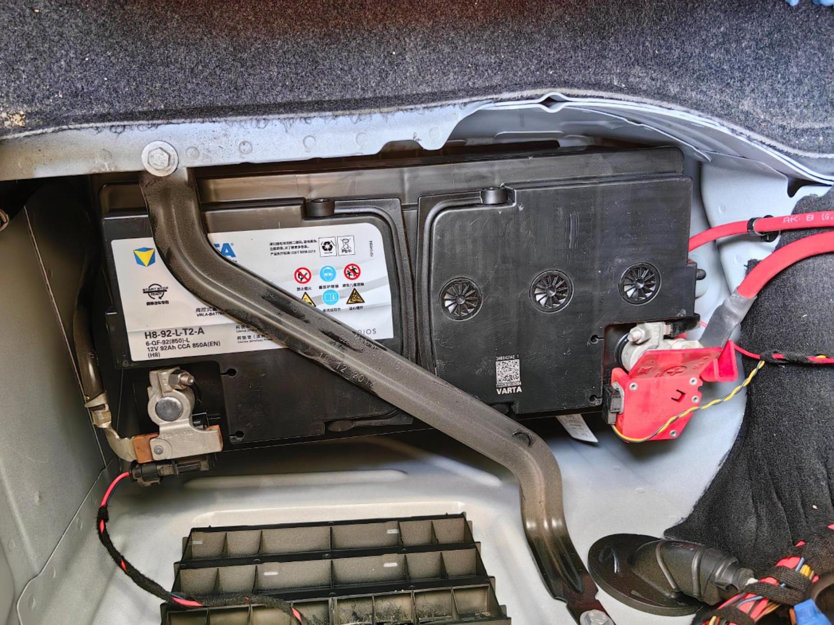 宝马320li更换瓦尔塔agm启停蓄电池.