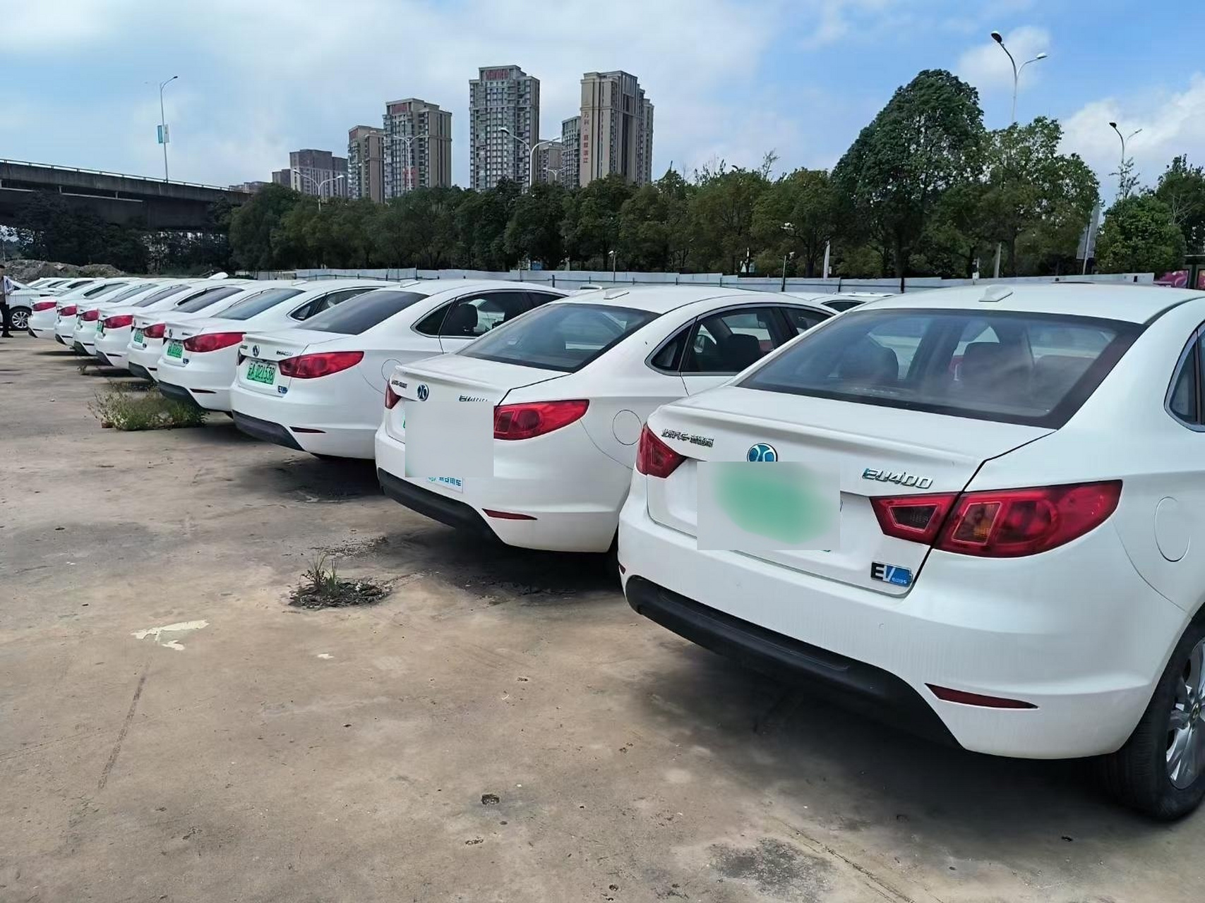 北汽eu400开库,61度电,续航400公里!车况精品,板发,单台均可!