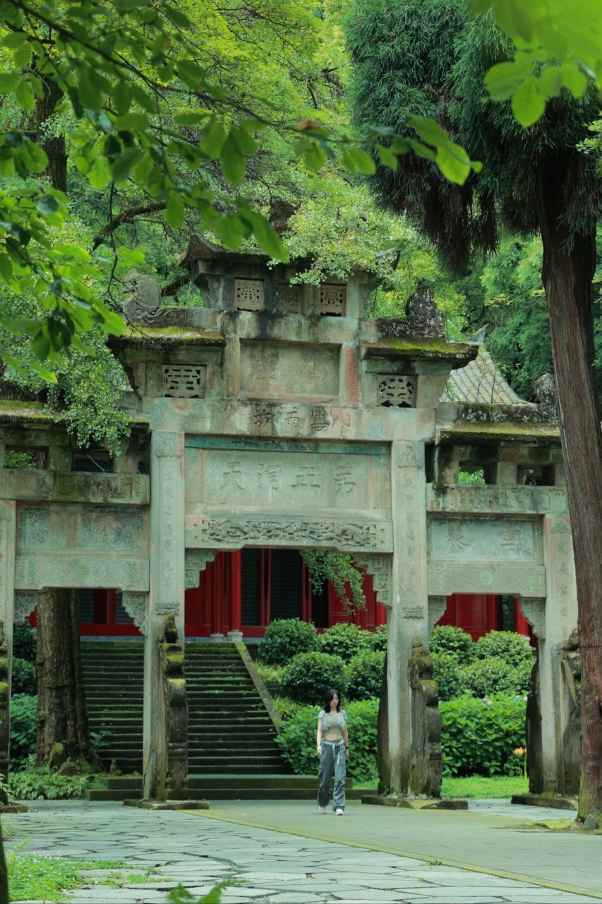 都江堰灵岩寺|金代清幽古寺 车子可以开到最灵岩寺停车场,也可以停在