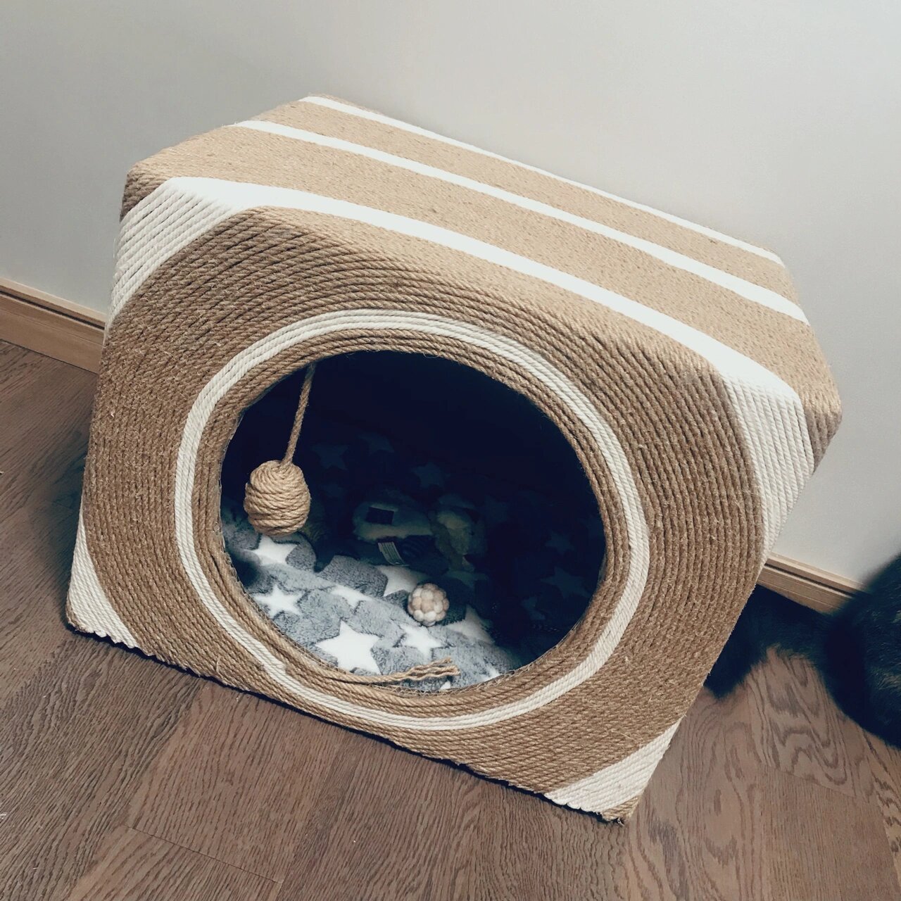 diy自制纸箱麻绳猫窝 虽然猫窝千千万,但是还是想给她做个温暖牌的,在