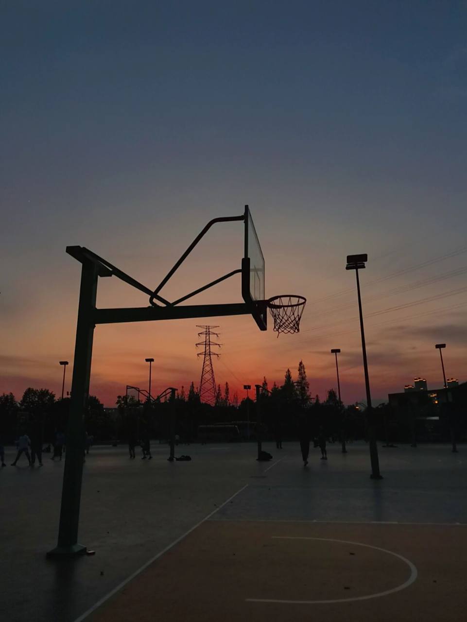 这样的篮球场太美啦|分享照片 每次去篮球场打球,都喜欢记录下篮球框