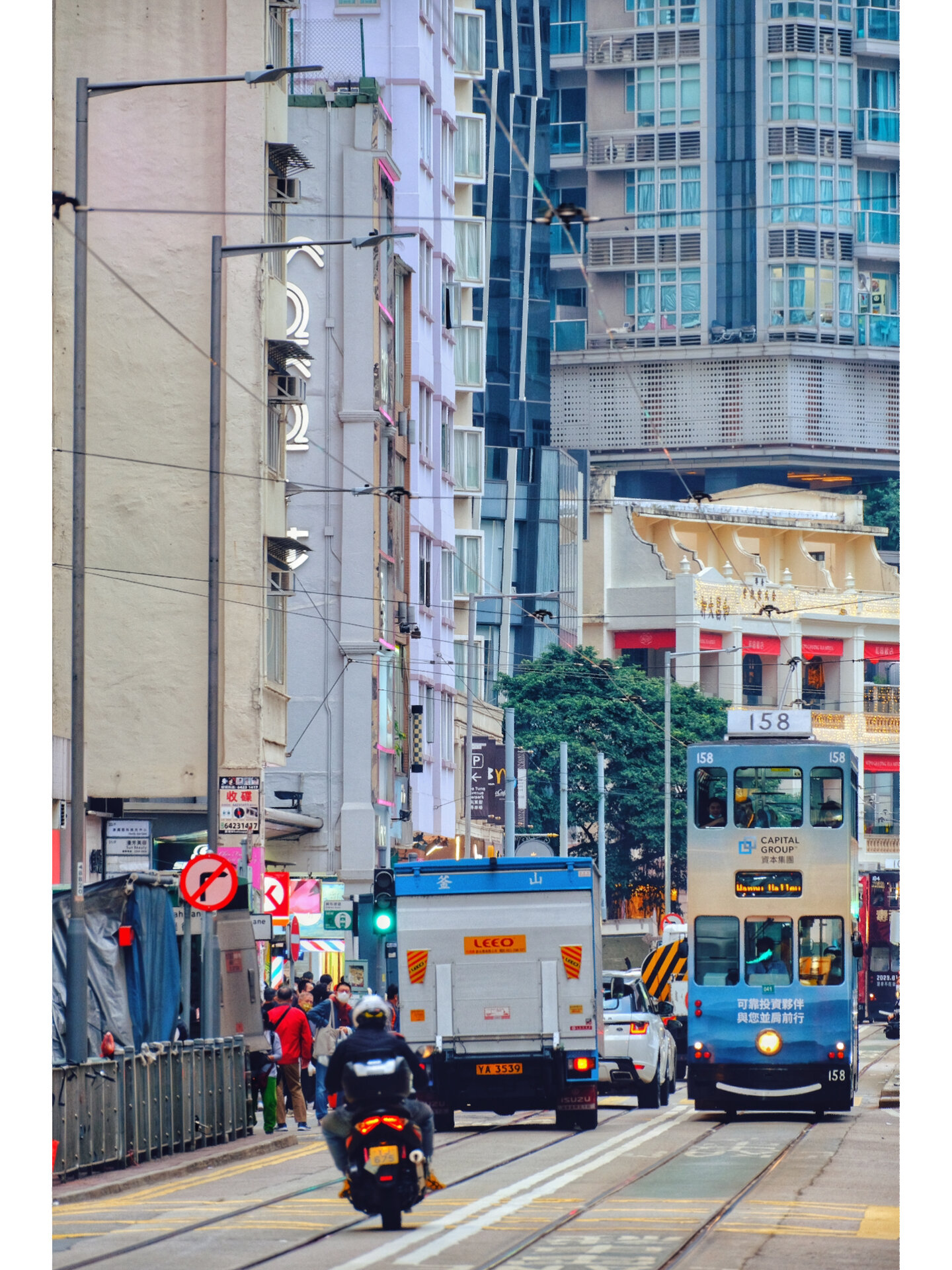 香港摄影|走过湾仔街头 有叮叮车的香港街头,才有那种往日旧香港生活