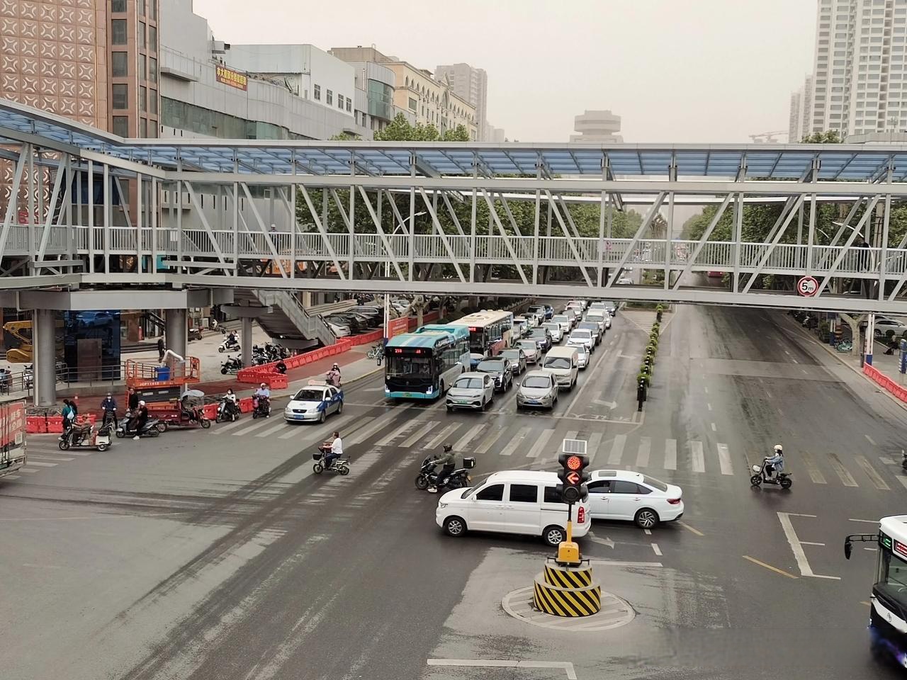 咸阳体育场十字的天桥开通啦!可桥下依然人车混行,桥上寥寥无人