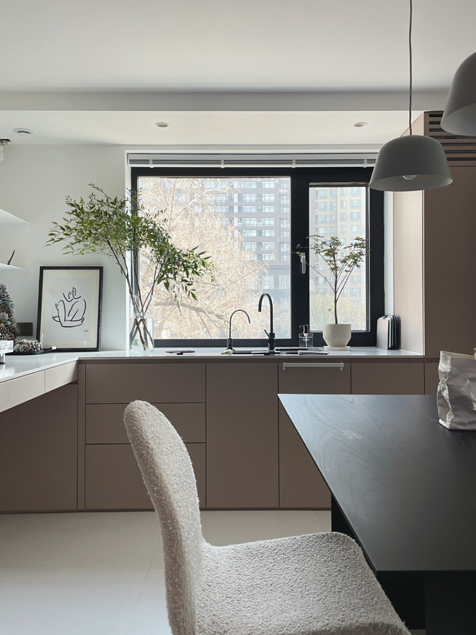 白色墙面浅咖色柜子的搭配 新案拍摄例手机预告