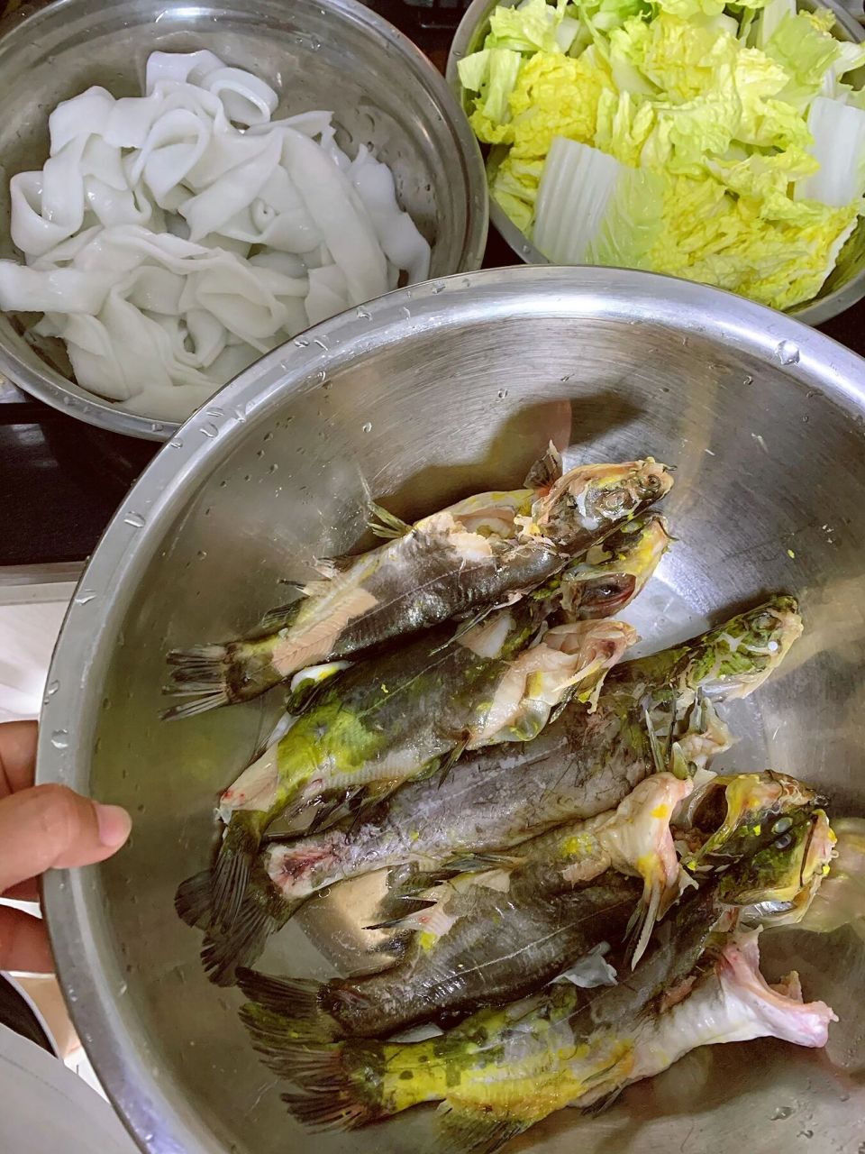 铁锅炖嘎鱼制作方法如图所示 早市买的新鲜噶鱼,23一斤,五条42元 白菜