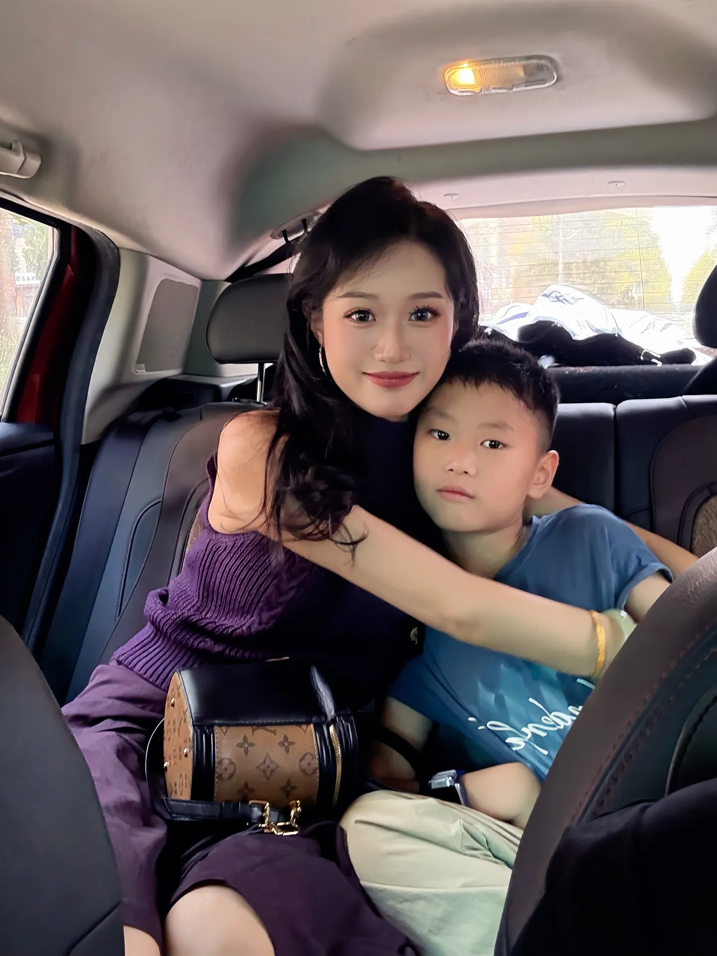 对于男生来讲,挣钱给聪明漂亮的女生花,把她养的贵