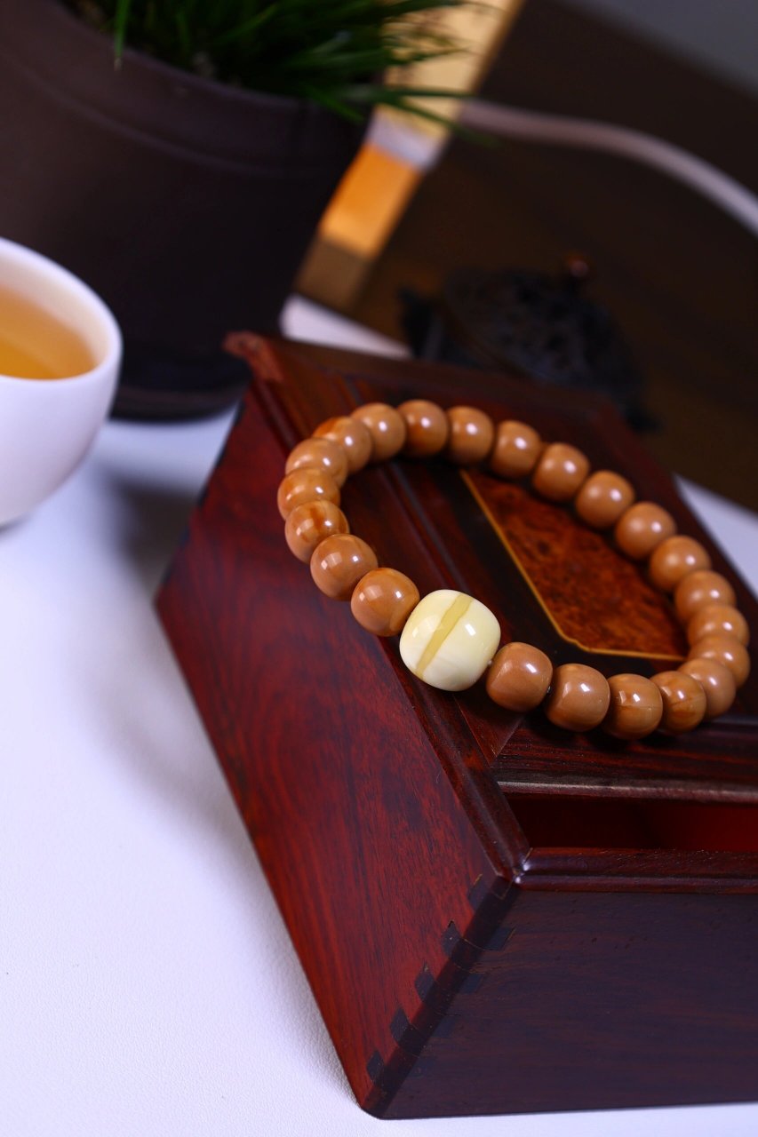 主串:猴头老型11mm 配饰:蜜蜡老型一枚  尺寸:1