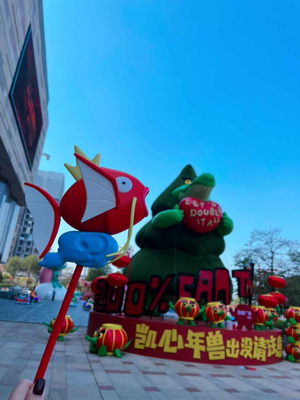 带着鲤鱼王逛吃逛吃的一天  鲤鱼王的表情真的很过瘾