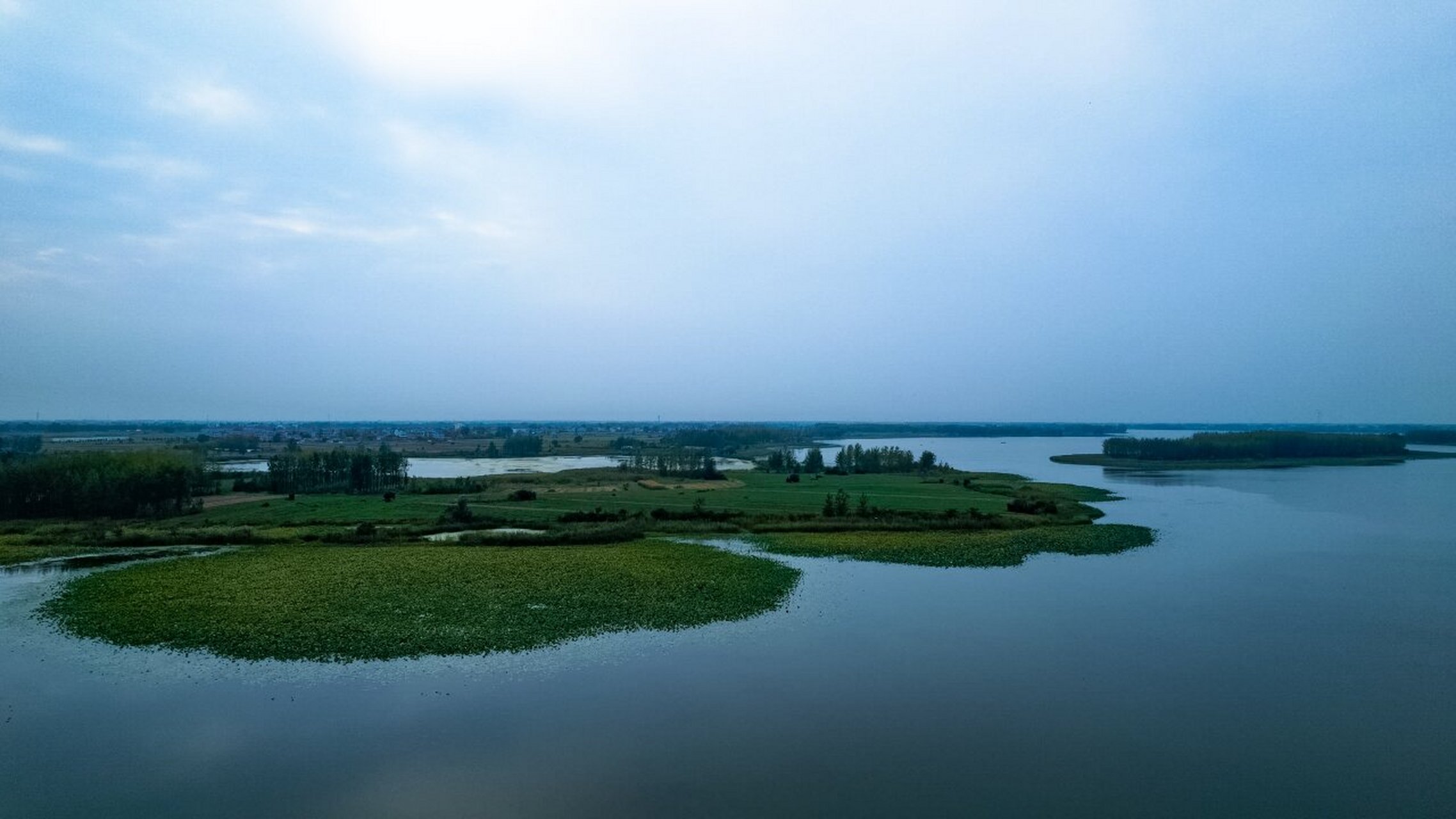 四方湖 四方湖位于安徽怀远县境内,作为国家3a级旅游景区这里没有商业