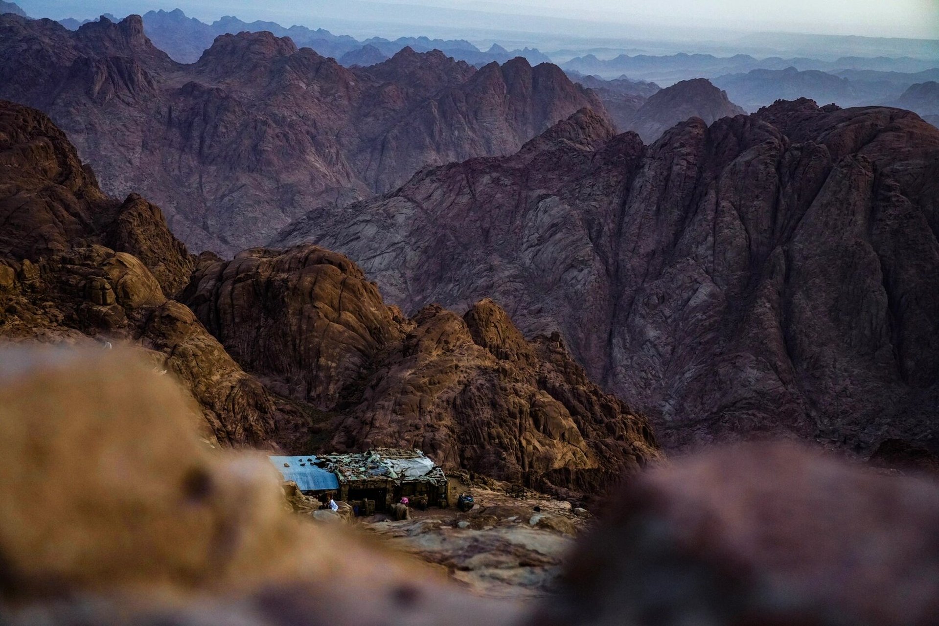 埃及|西奈山 西奈山(摩西山)为基督教 伊斯兰教 犹太教公认的圣山.
