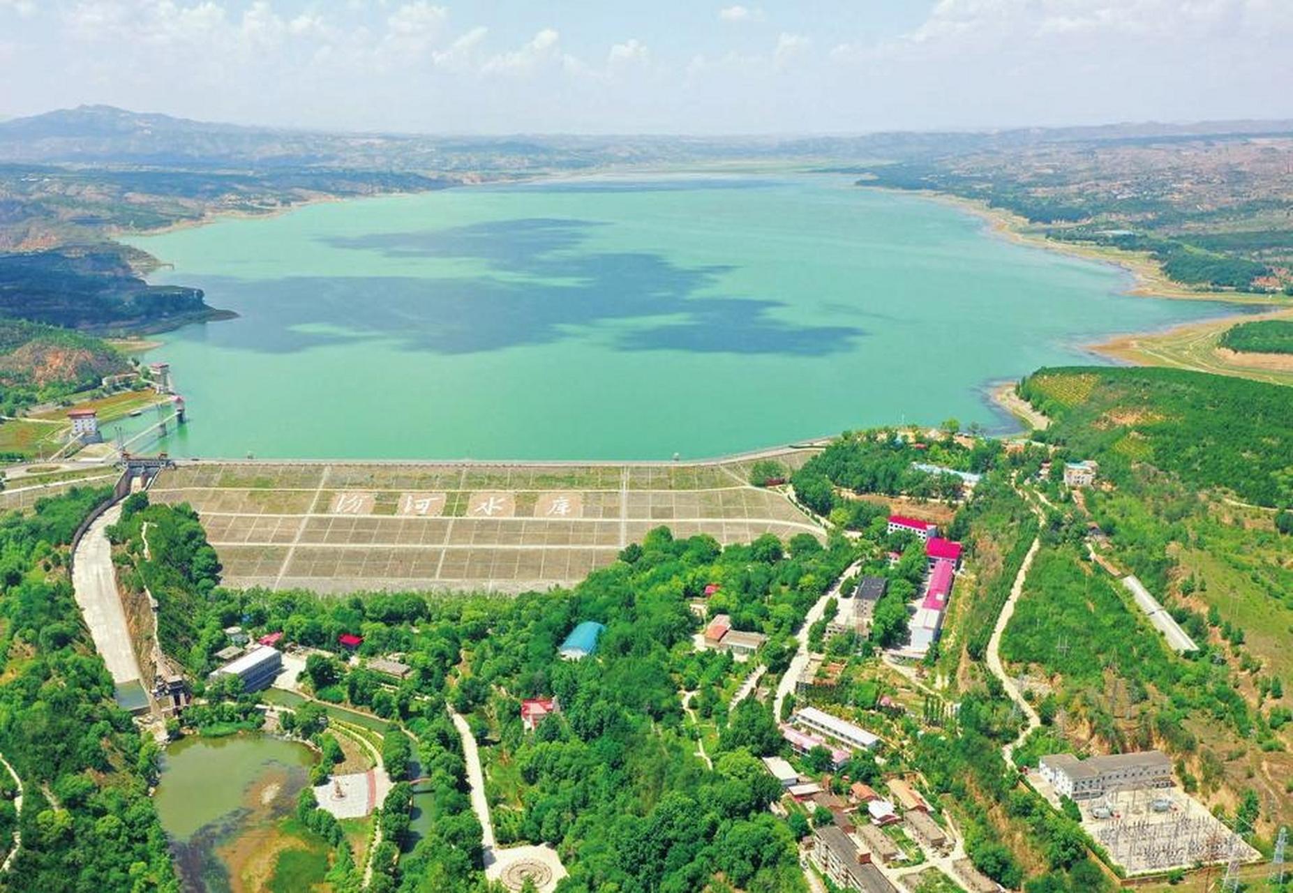 汾河水犹如绸带蜿蜒于青山翠岭间,清澈的水面倒映着湛蓝的天空和周边
