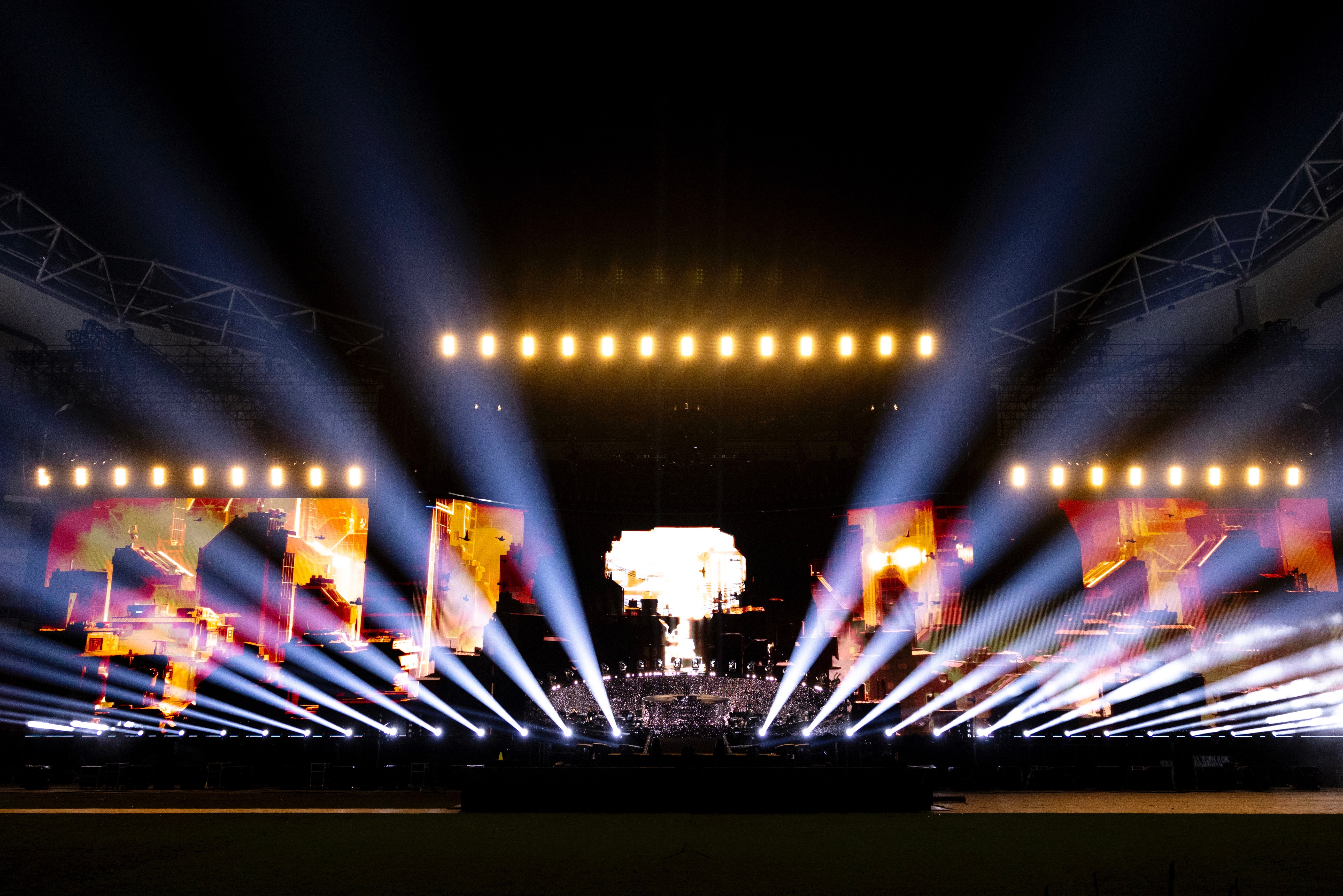 舞台上闪烁的灯光,是属于黑夜独有的繁华