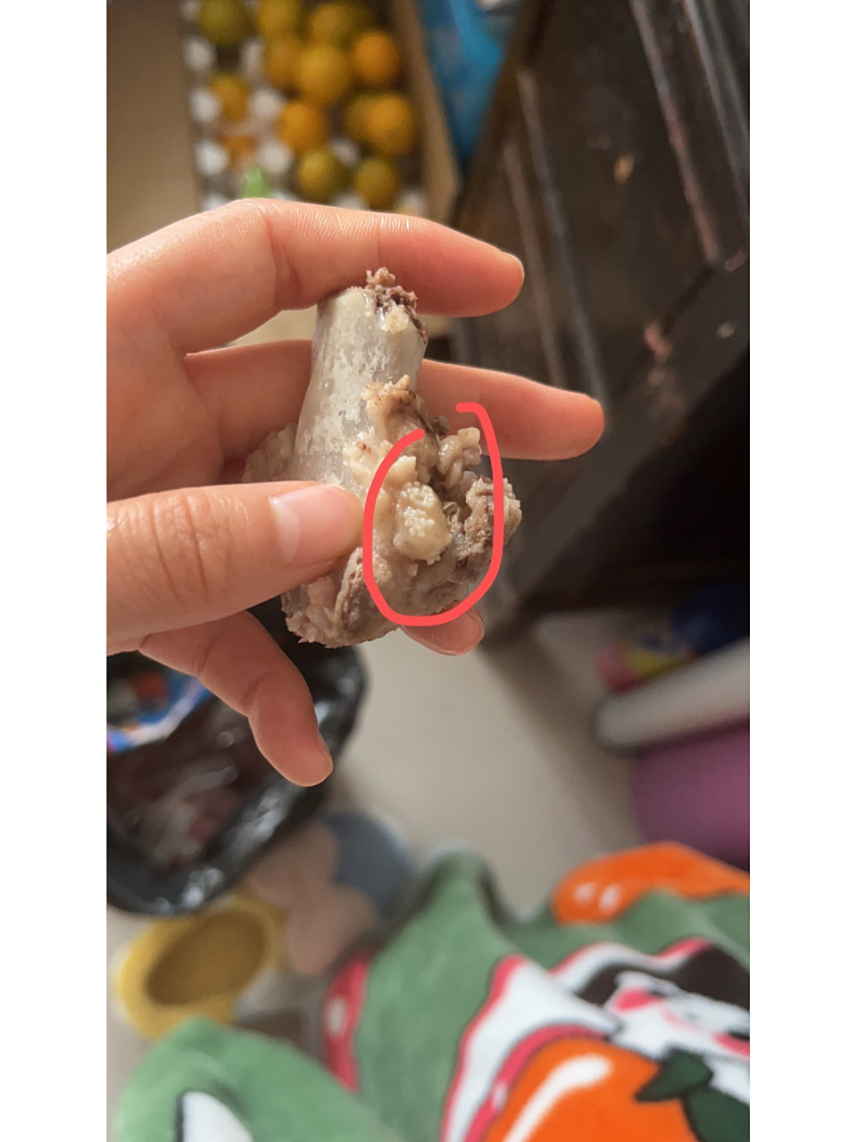 煮熟的猪肉上有白色颗粒物 如图,请问姐妹们这个是什么?可以吃吗?