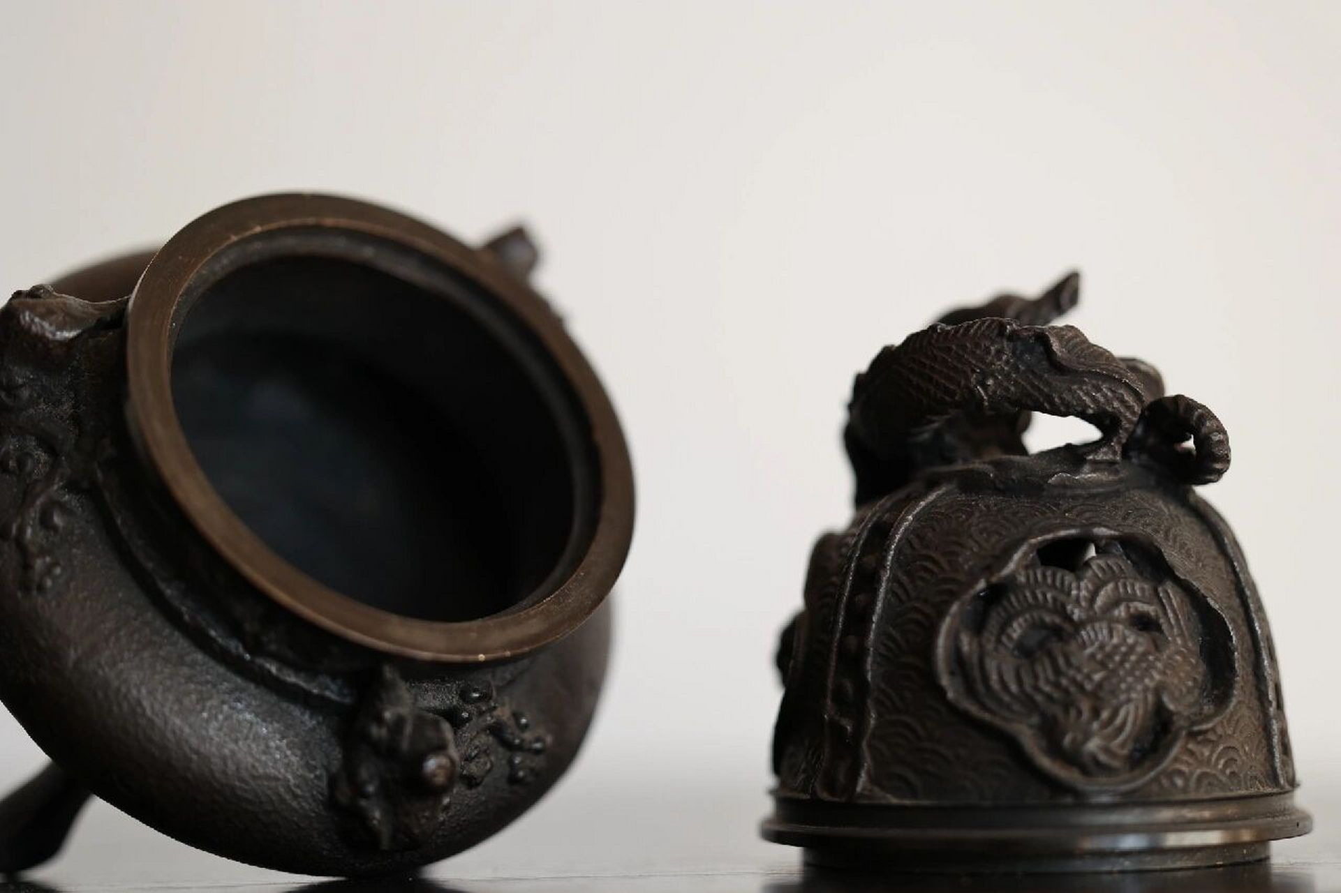 日本茶器 名家铸物师「米田秀保」作香炉, 蠟型铸铜工艺,蟠龙立顶,透