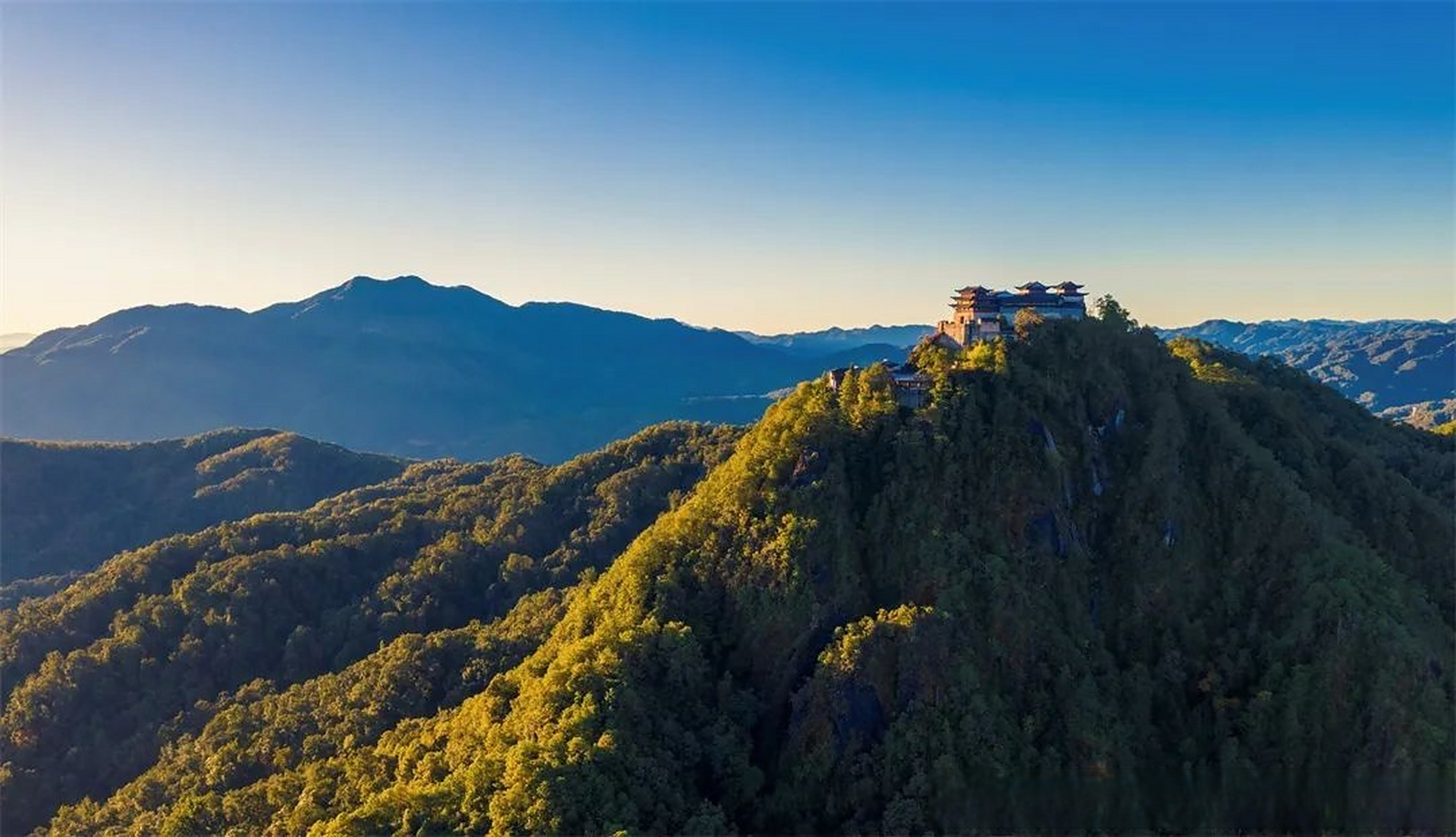 总要去趟腾冲吧# 【登腾冲云峰山 览极致风光】云峰山位于云南保山