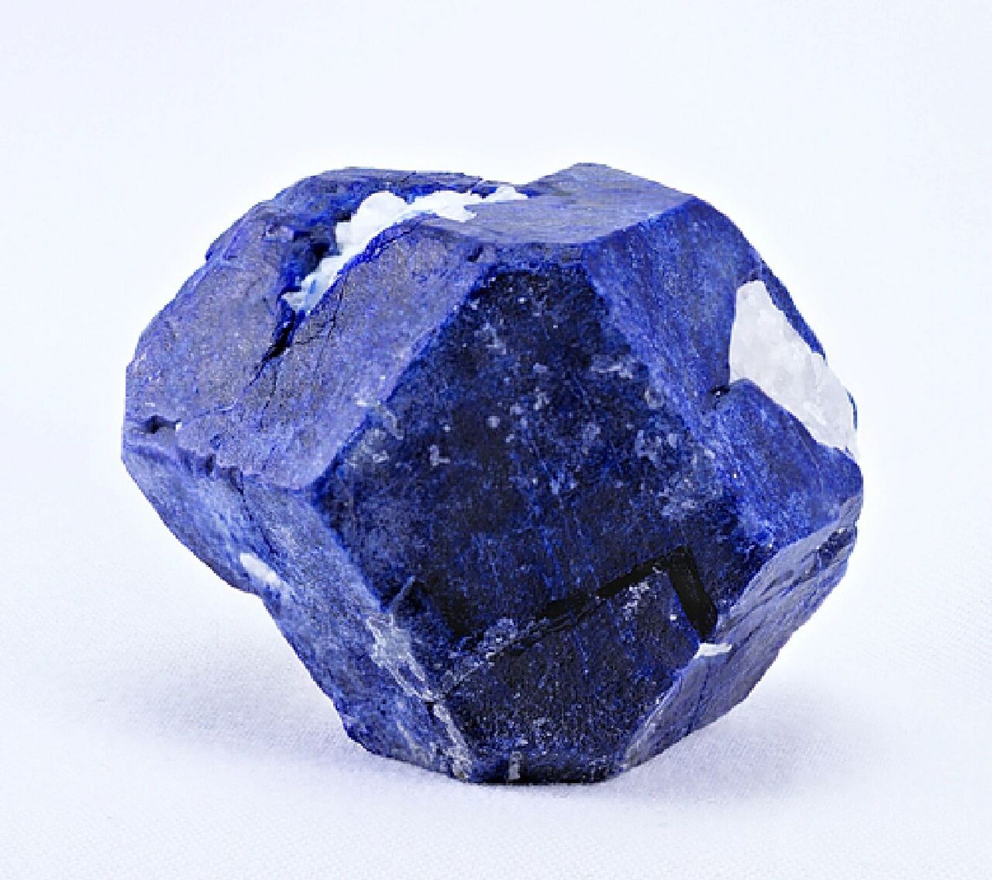 矿物科普——青金石 青金石(lazurite) 分类:硅酸盐矿物类>似长石族>