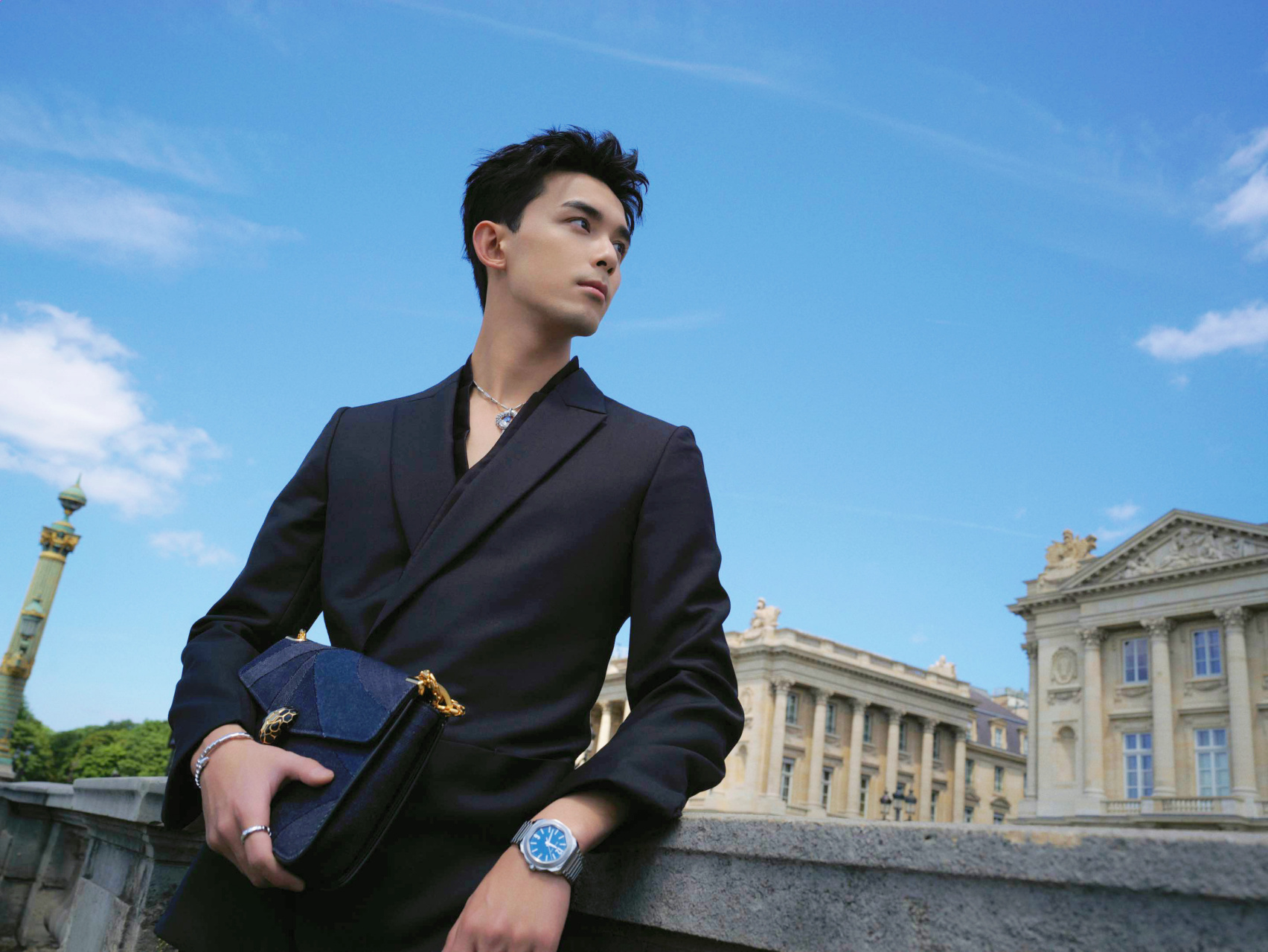 吴磊leo 漫步街头,感受错落于举手投足间的浪漫复兴.