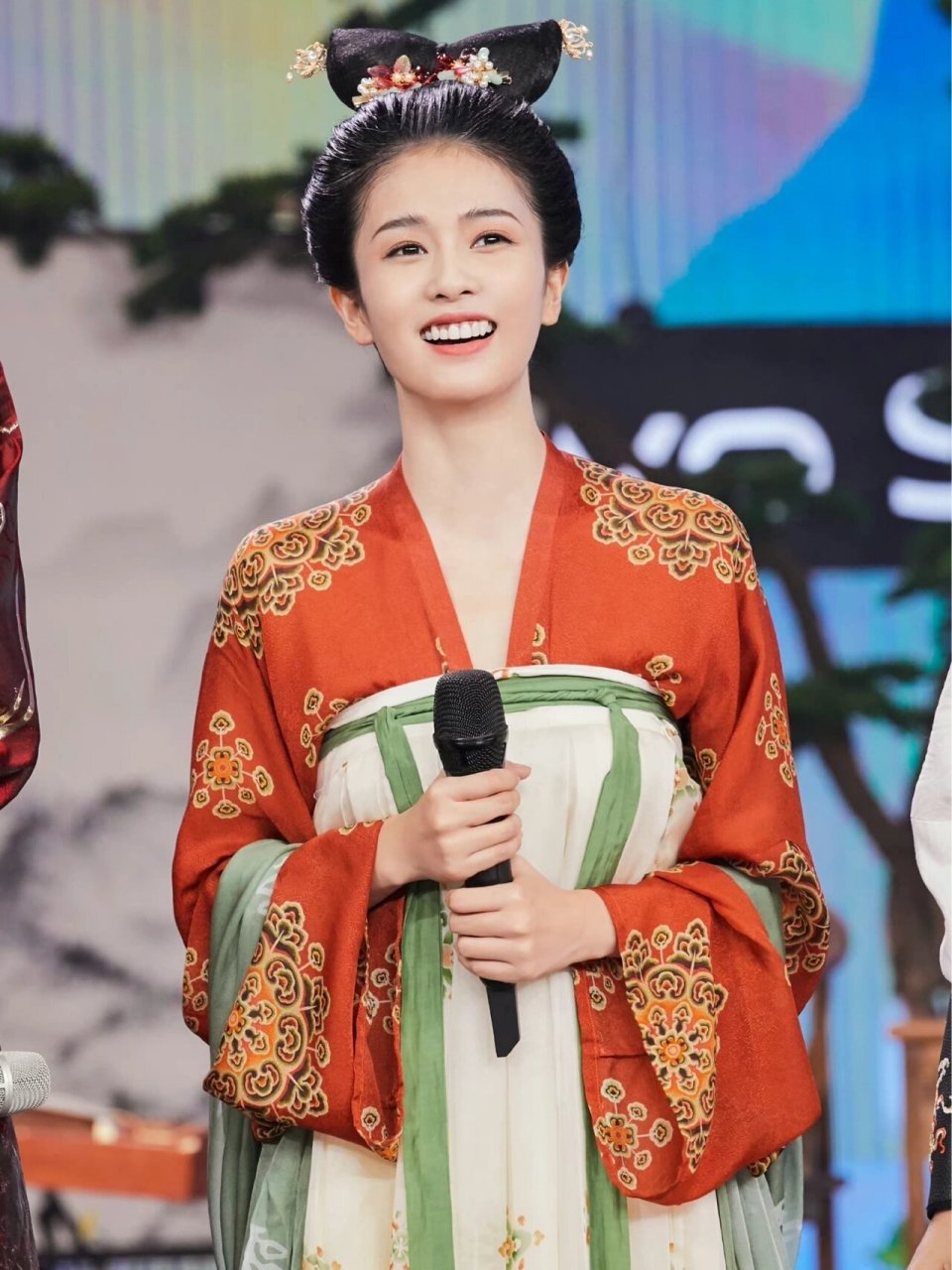 蔡文静和白鹿《快乐大本营》古装造型,身穿一片式真丝齐胸连衣裙