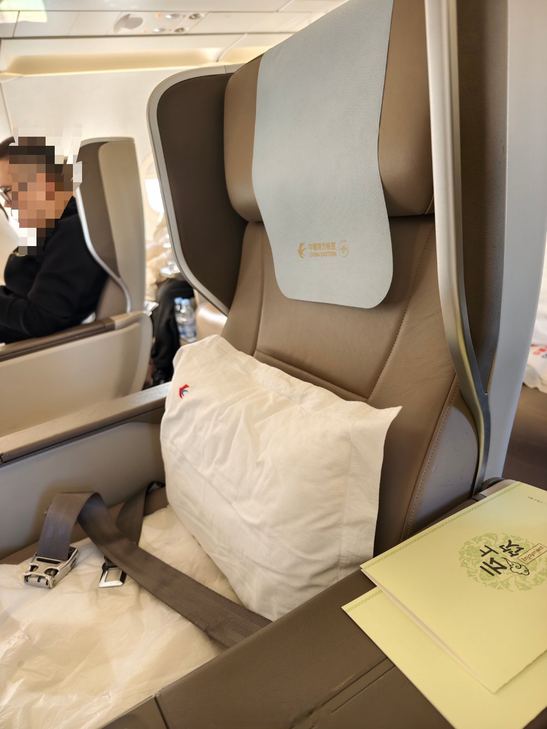东航a320neo的这个座椅,在窄体机的公务舱里算比较舒适的存在了,目测