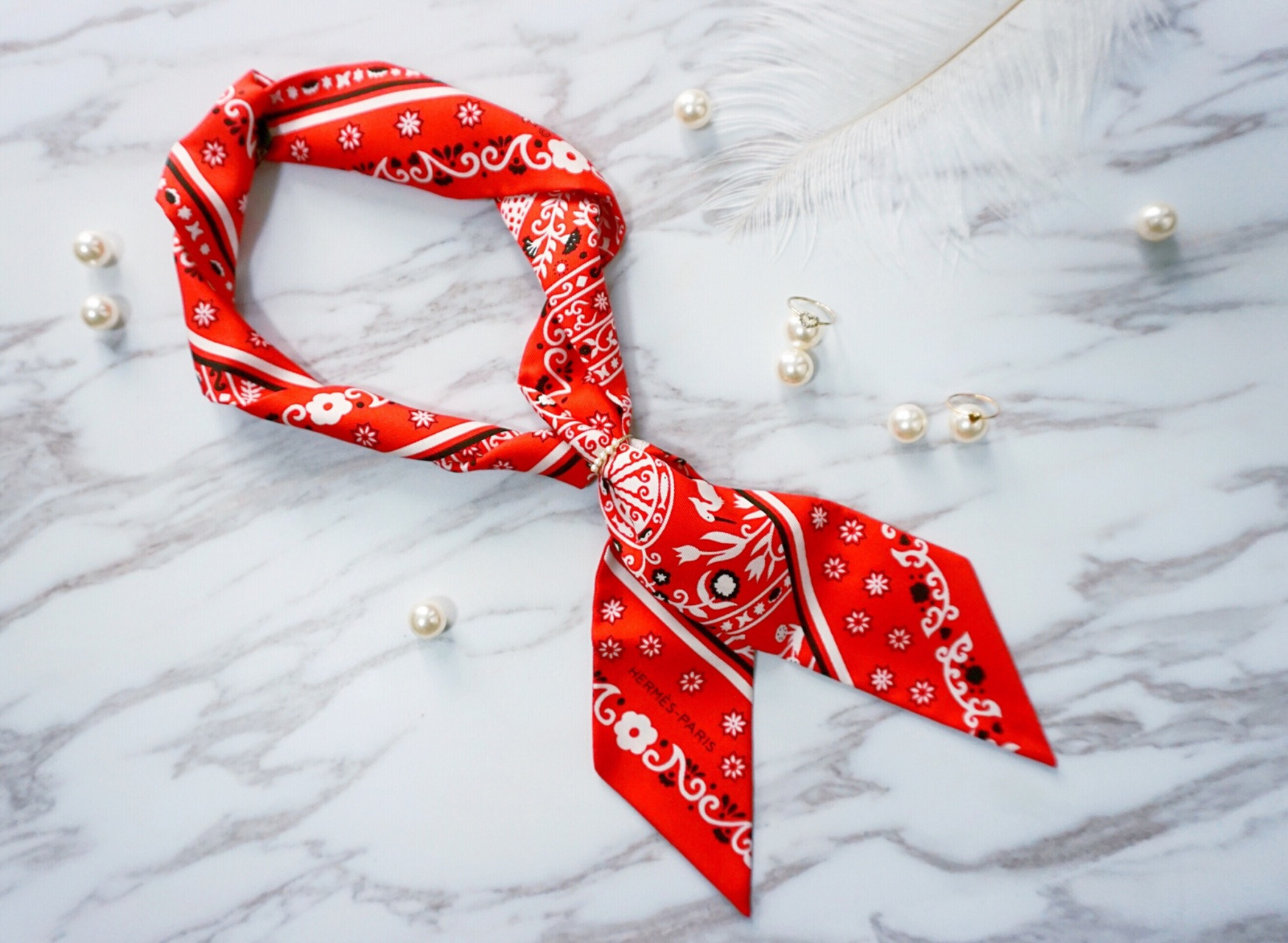 继续跟着日剧《校对女孩-河野悦子》来学穿搭～ 这次说一下丝巾环