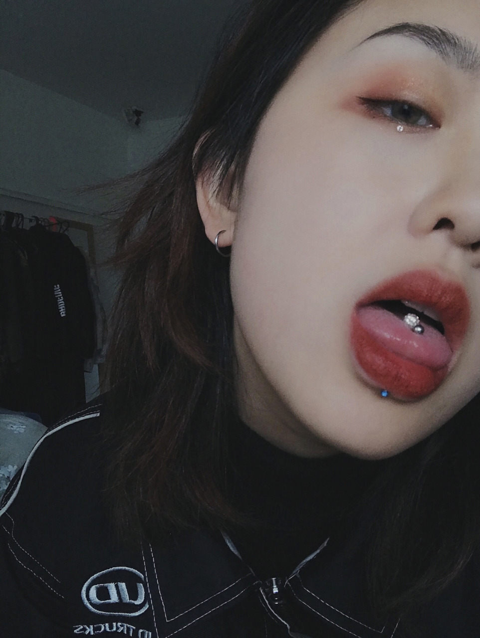 拥有两个舌钉一个唇环的女生是怎样的体验 7415在伦敦的日子使人