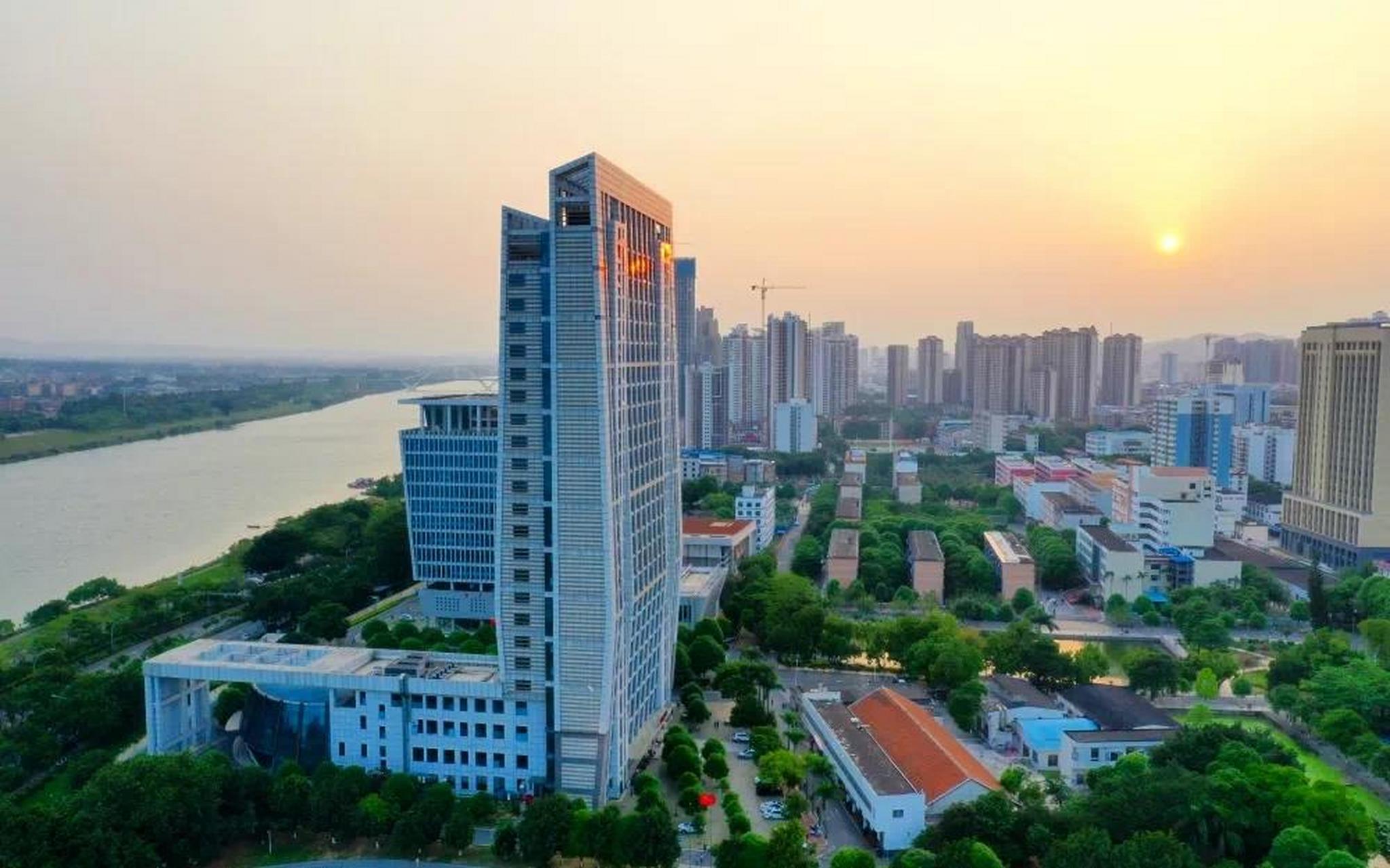 广西职业师范学院 1.