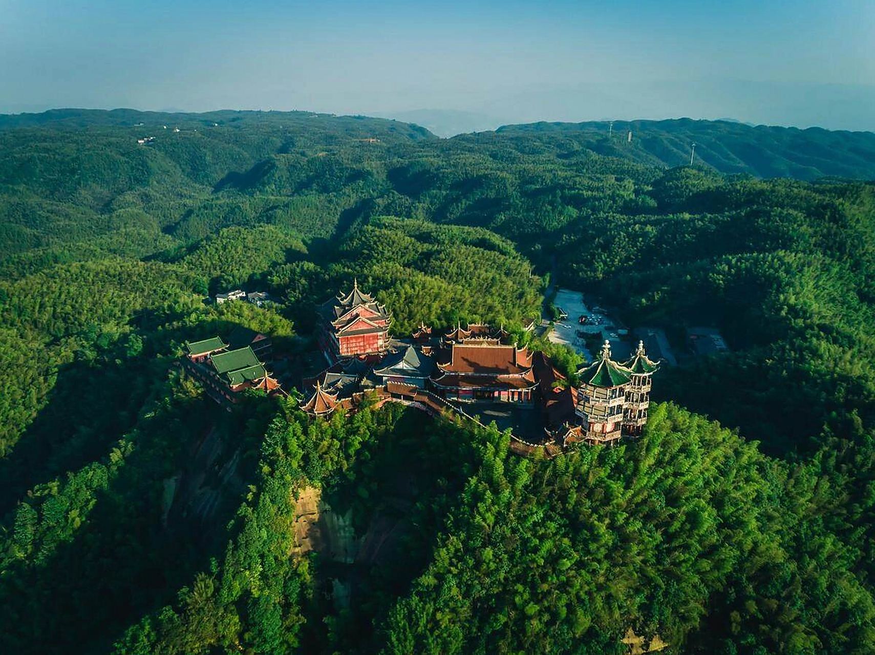 " 蜀南竹海, 位于四川宜宾市长宁县竹海镇, 由27条峻岭,500多座峰峦