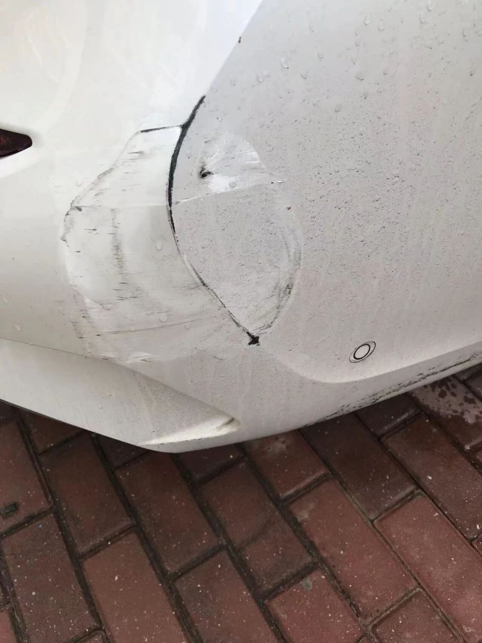 把别人车刮了怎么处理 今天不小心刮到了别人的车,打了114挪车没回