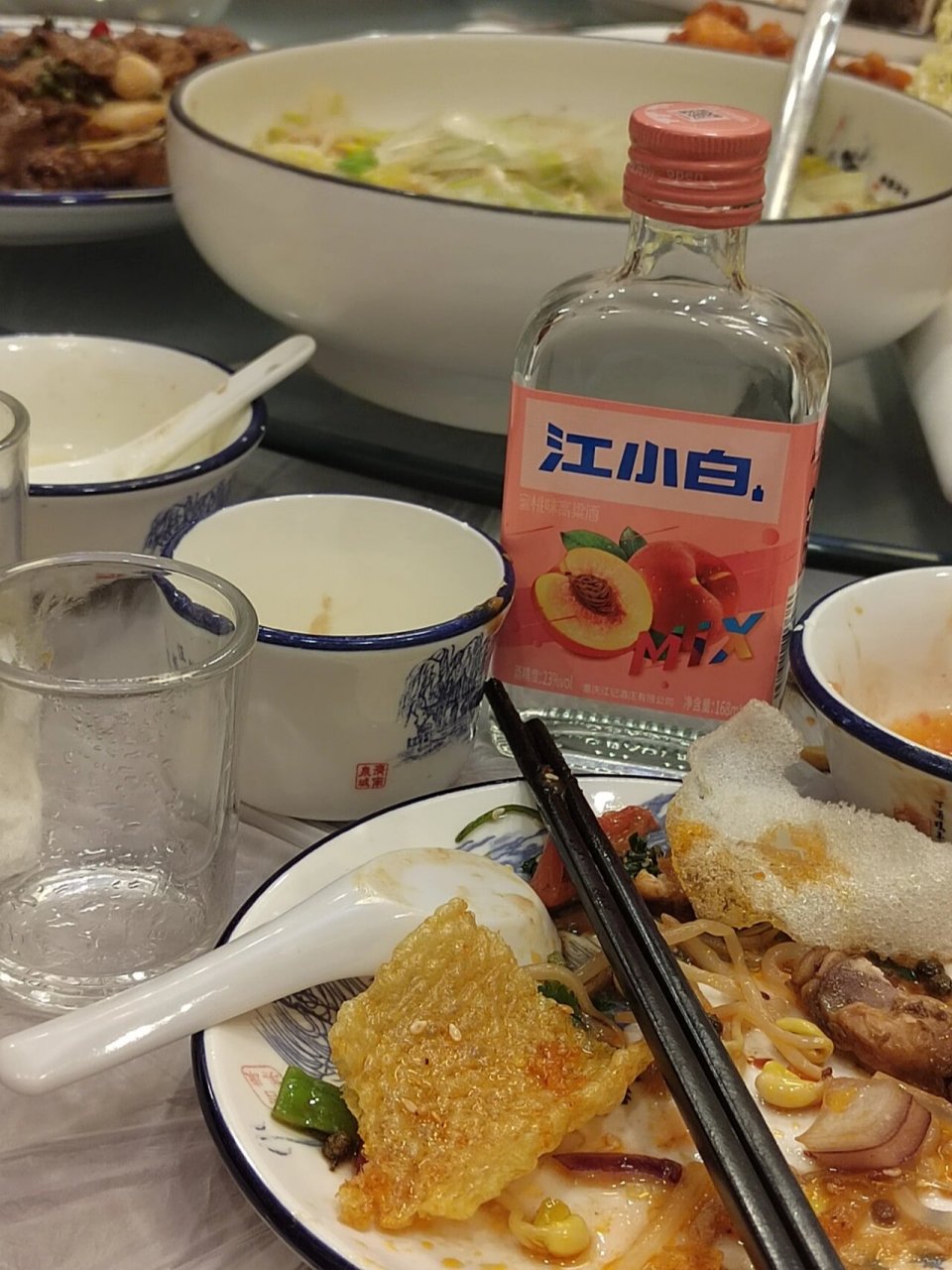 江小白配可乐真的好绝啊啊啊 今晚团建第一次尝试白酒,配上可乐就不