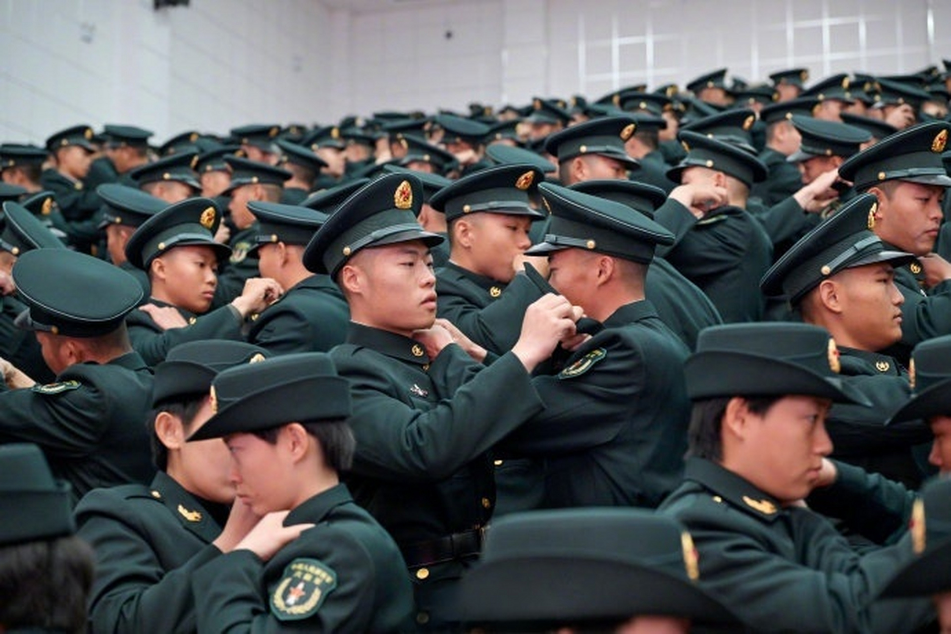 千余名火箭军新兵光荣入列#   近日,火箭军某部2023年度秋季入伍新兵