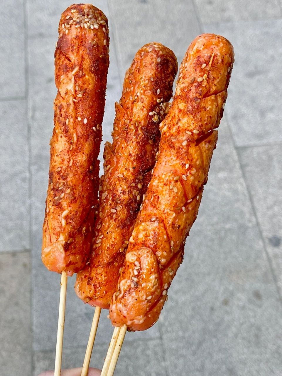 路边的一家淀粉肠小摊,真的让人无法抗拒7515看到就走不动路了