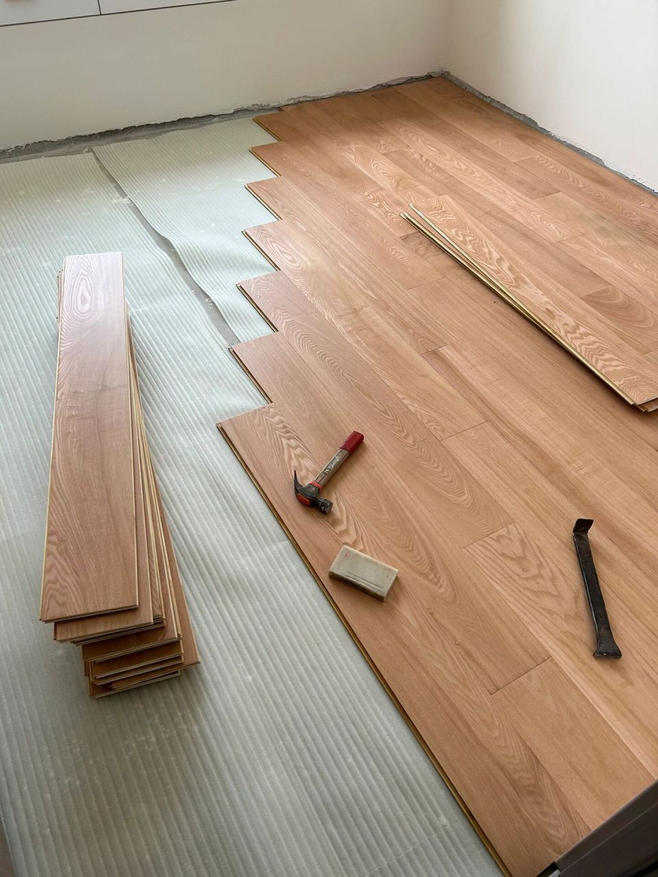 木地板安装及注意事项 新三层实木地板 松木整芯,表面木皮1.