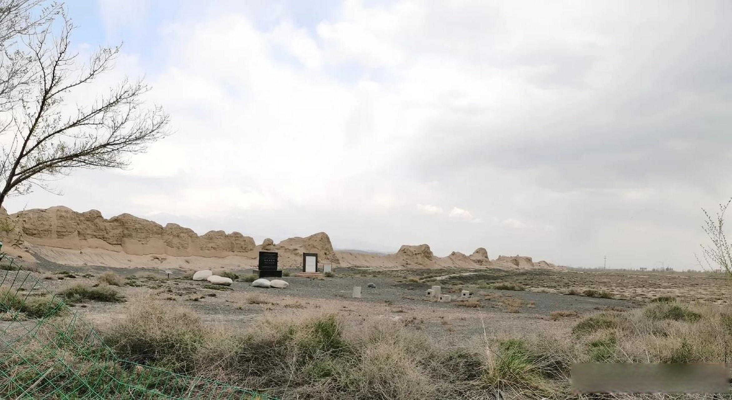 乌拉泊古城一个未开放的旅游景点,位置在新疆维吾尔自治区乌鲁木齐市