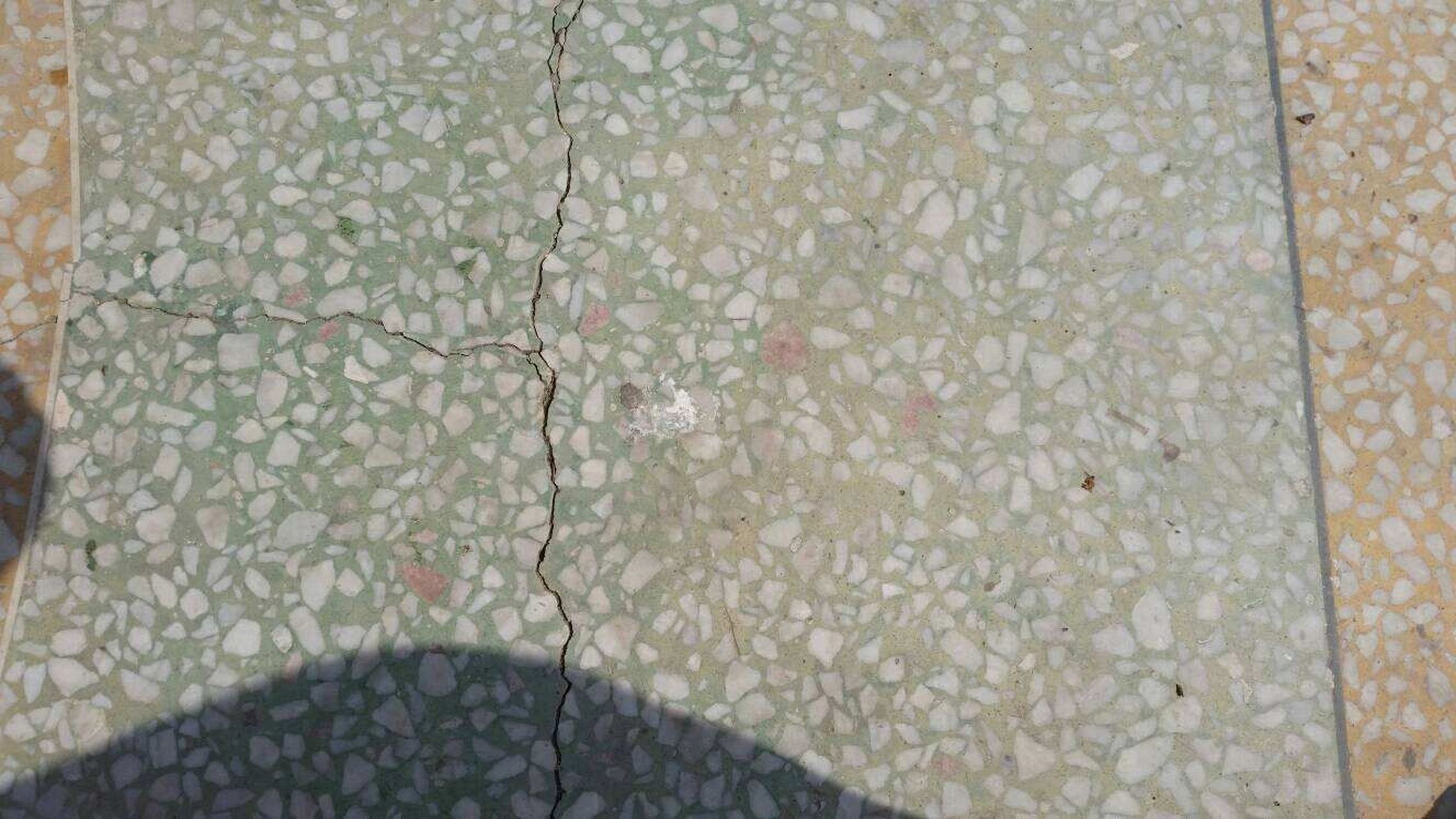水磨石旧地面翻新方案(下) (二),环氧磨石地坪修复 1,开裂原因检查