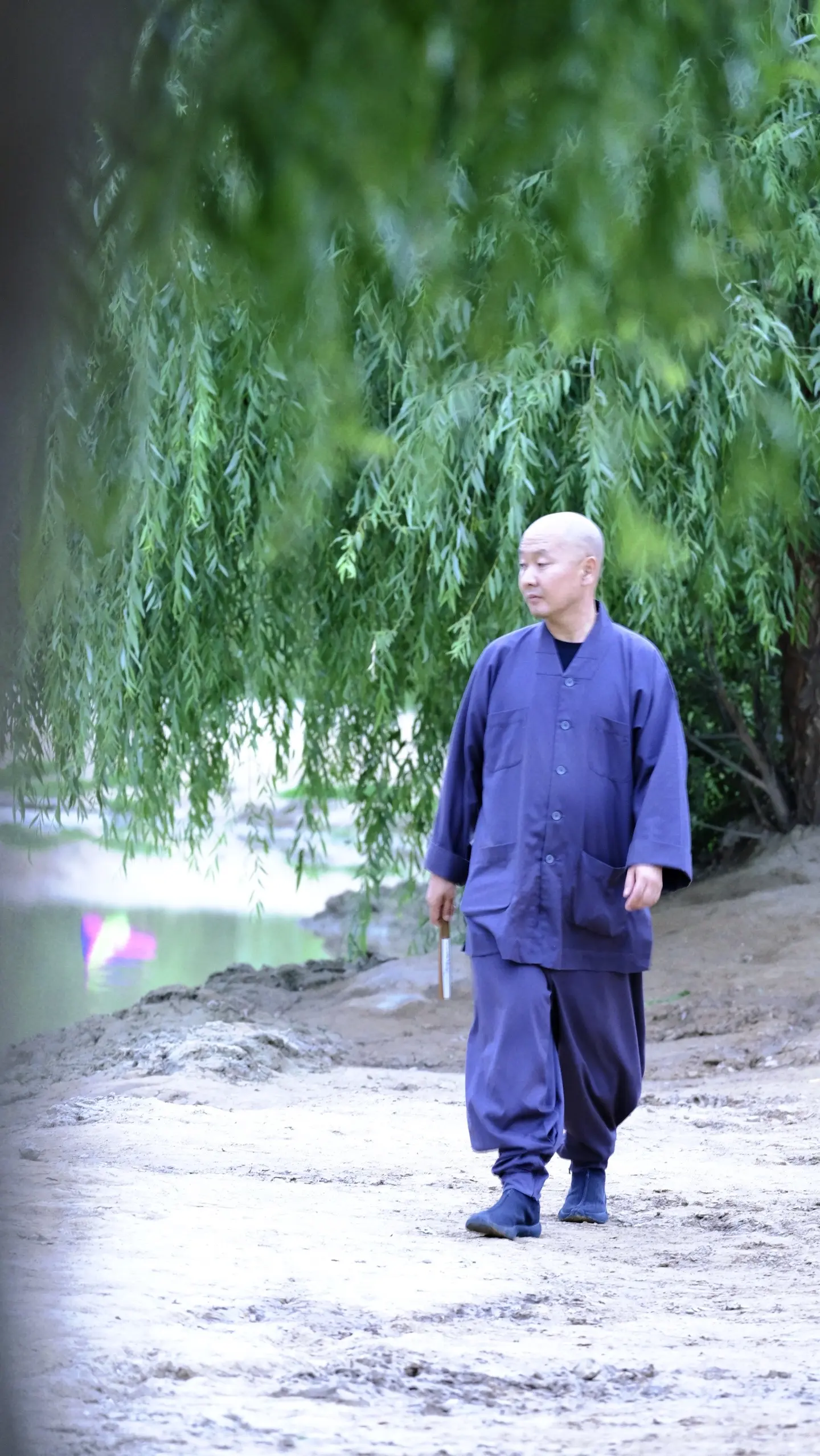 不必急于向世人展露,因为真正的痛楚与成长,往往只能