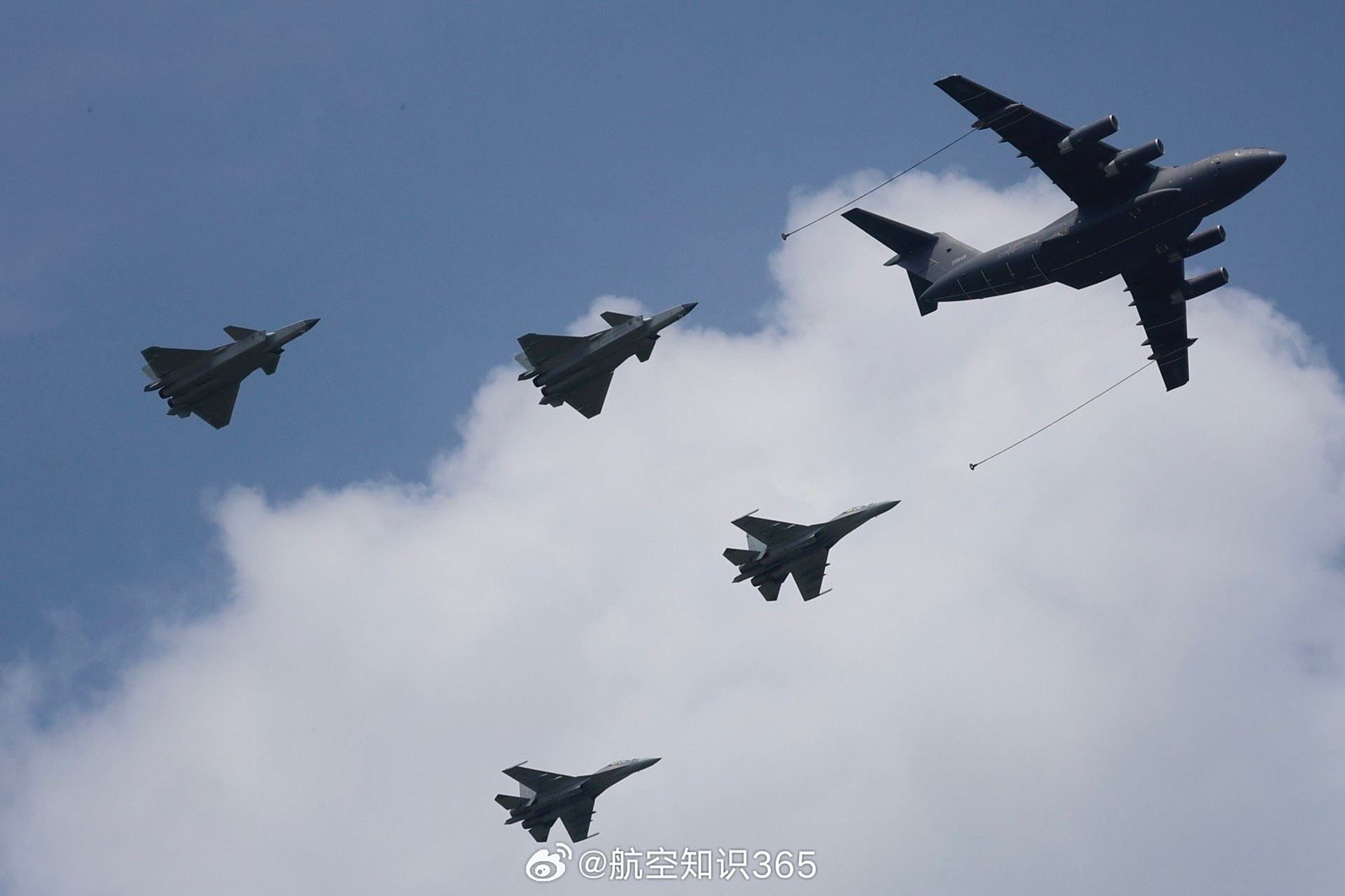 【歼20大秀"死亡之吻",双20 16五机首同框!