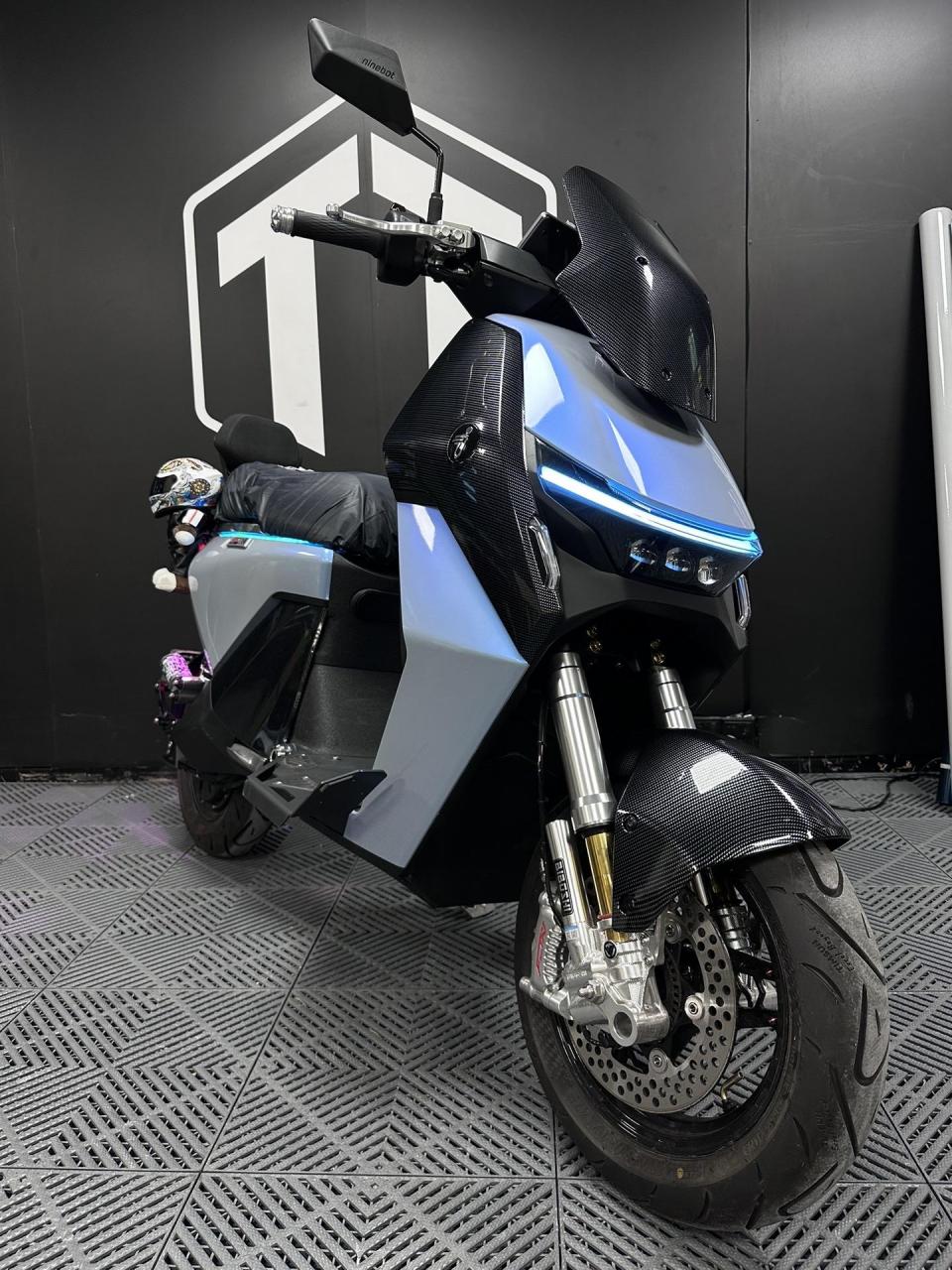 梦幻岩石灰九号电动 改色膜 tt车膜