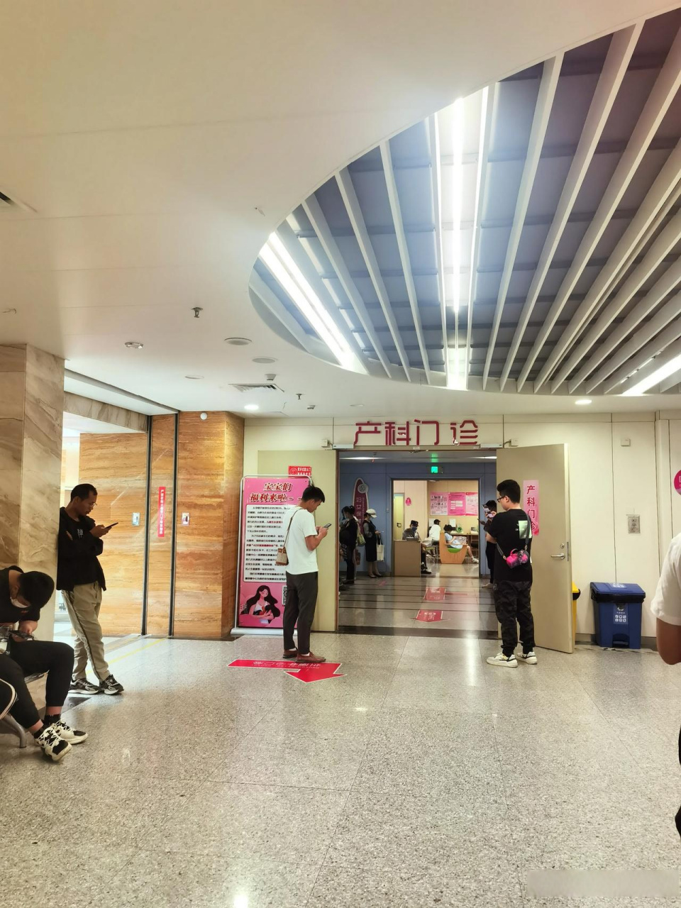 妇产诊室一般要求男士止步,陪同妻子前来产检的男士们只好在诊室外或