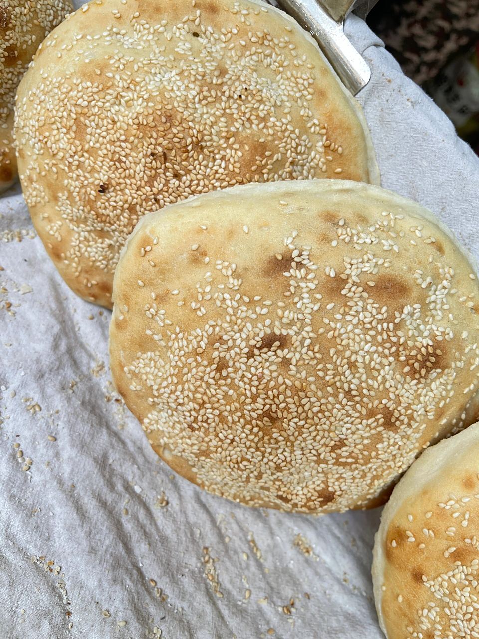 豫东高炉烧饼 高炉烧饼又称吊炉烧饼.烤制烧饼的炉子是圆穹顶的造型.
